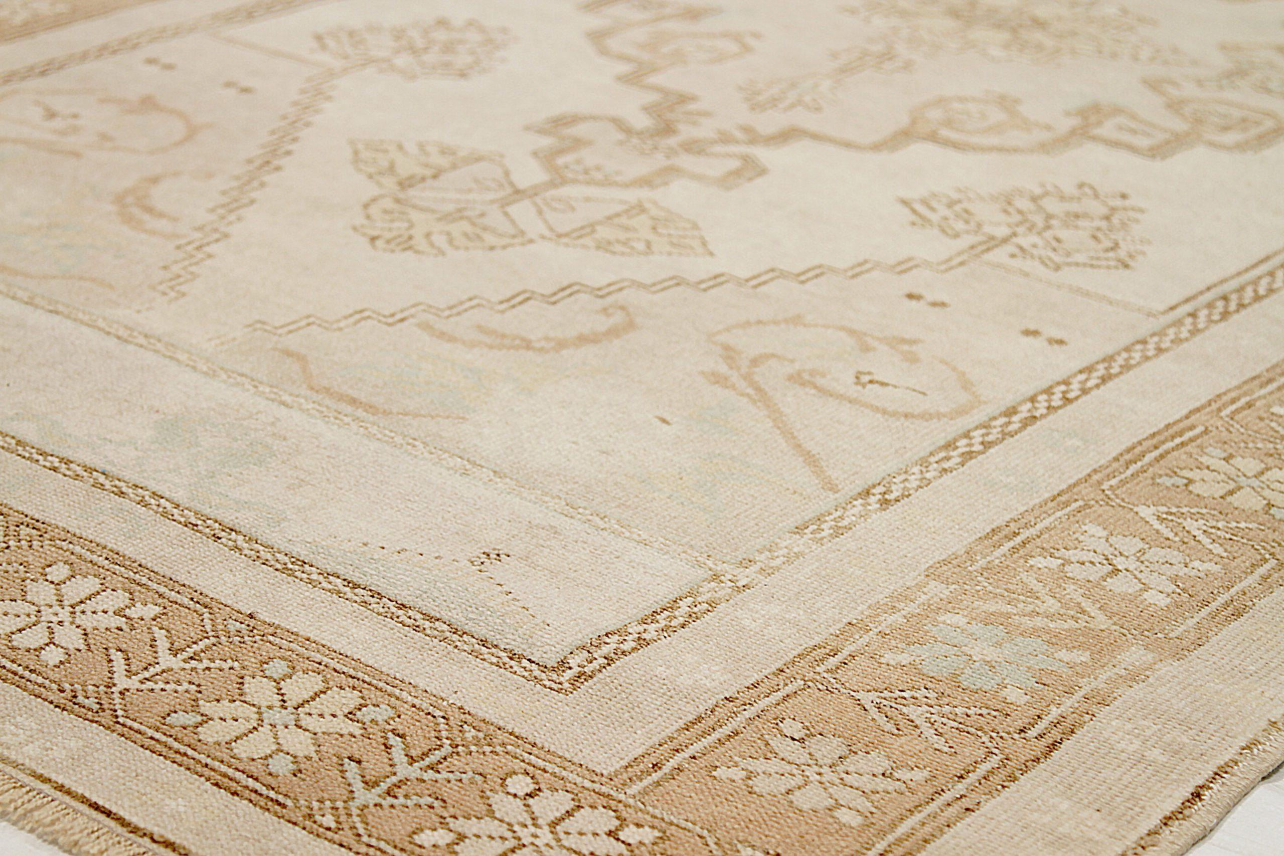 Türkei Anatoly Small Rug CIRCA 1940 - Wolle Braun Elfenbein Design - 92513 (Türkisch) im Angebot