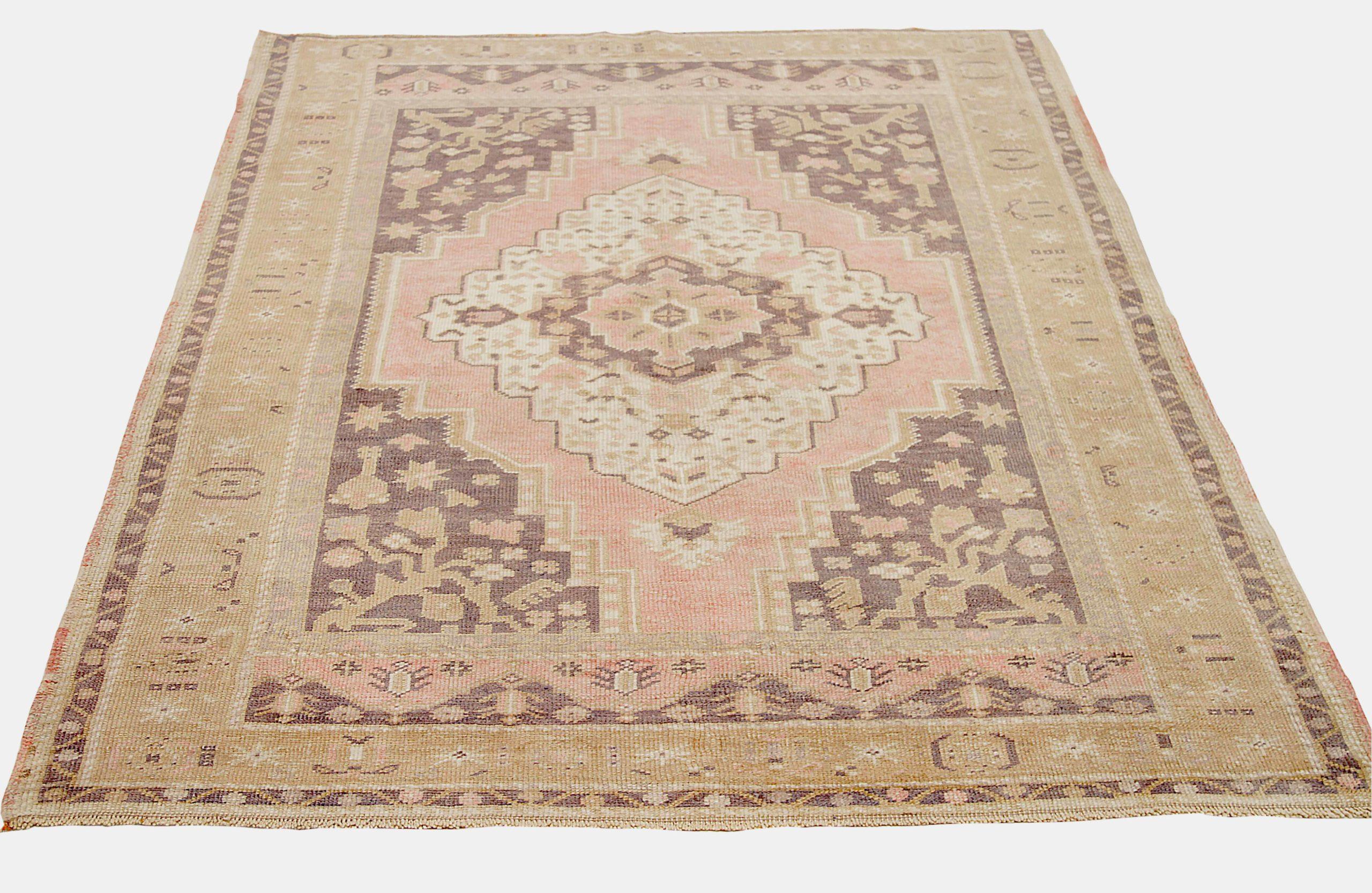 Entdecken Sie die Eleganz von Turkey Anatoly mit dem kleinen Teppich CIRCA 1940. Dieses exklusive Design aus Wolle und Braun-Elfenbein-Rosa-Taupe ist perfekt, um Ihren Raum zu verschönern.