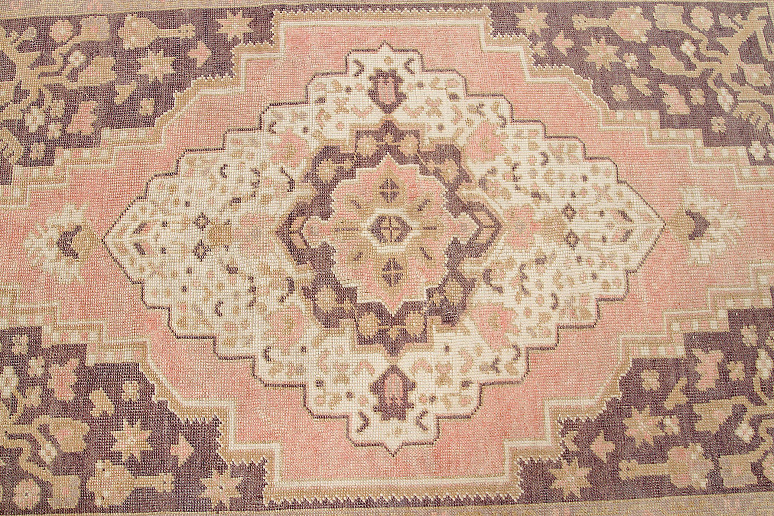 Türkei Anatoly Small Rug CIRCA 1940 - Wolle Braun Elfenbein Rosa Taupe Design - 92526 (Türkisch) im Angebot