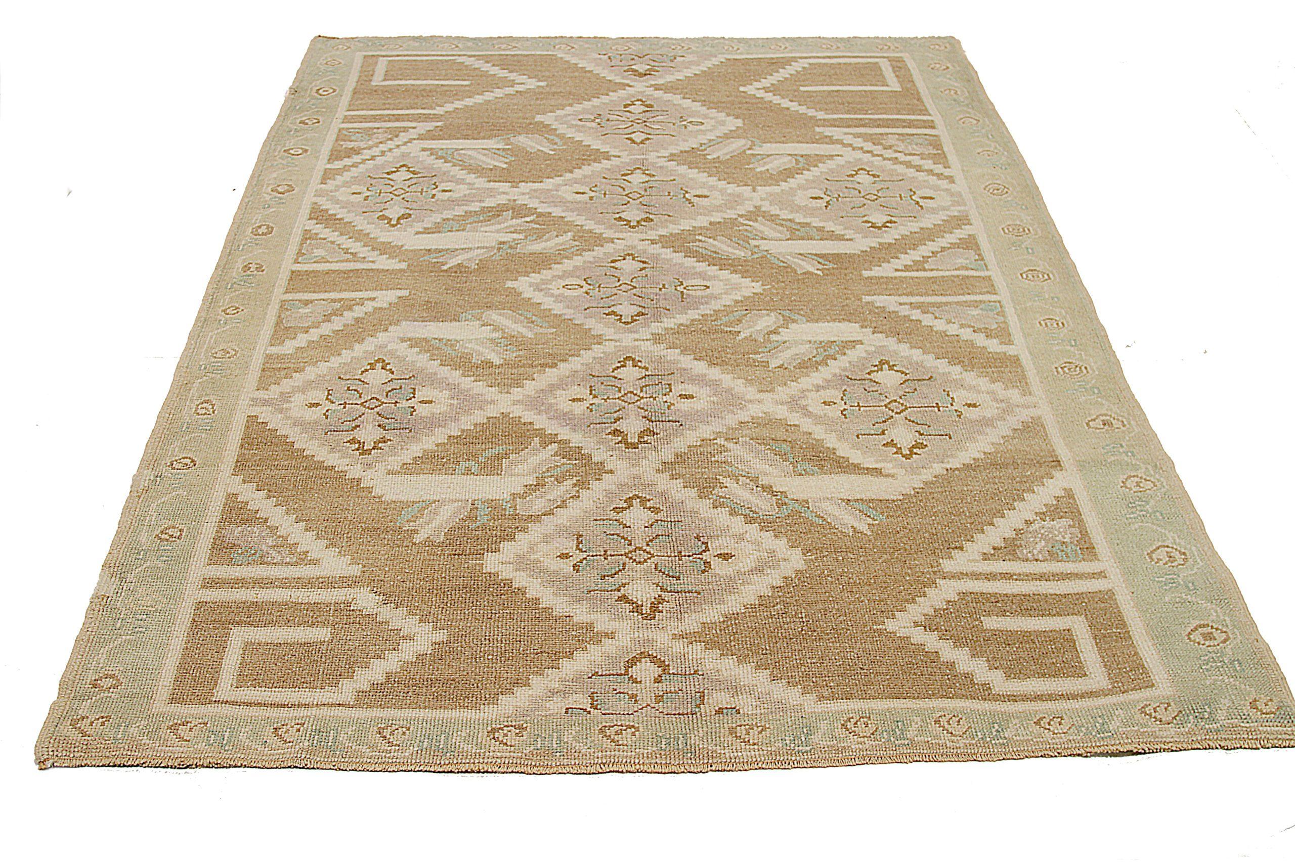 Entdecken Sie die Eleganz von Turkey Anatoly mit dem kleinen Teppich CIRCA 1940. Dieses exklusive Design aus Wolle und braun-elfenbeinfarbenem Purpur eignet sich perfekt, um Ihren Raum zu verschönern.