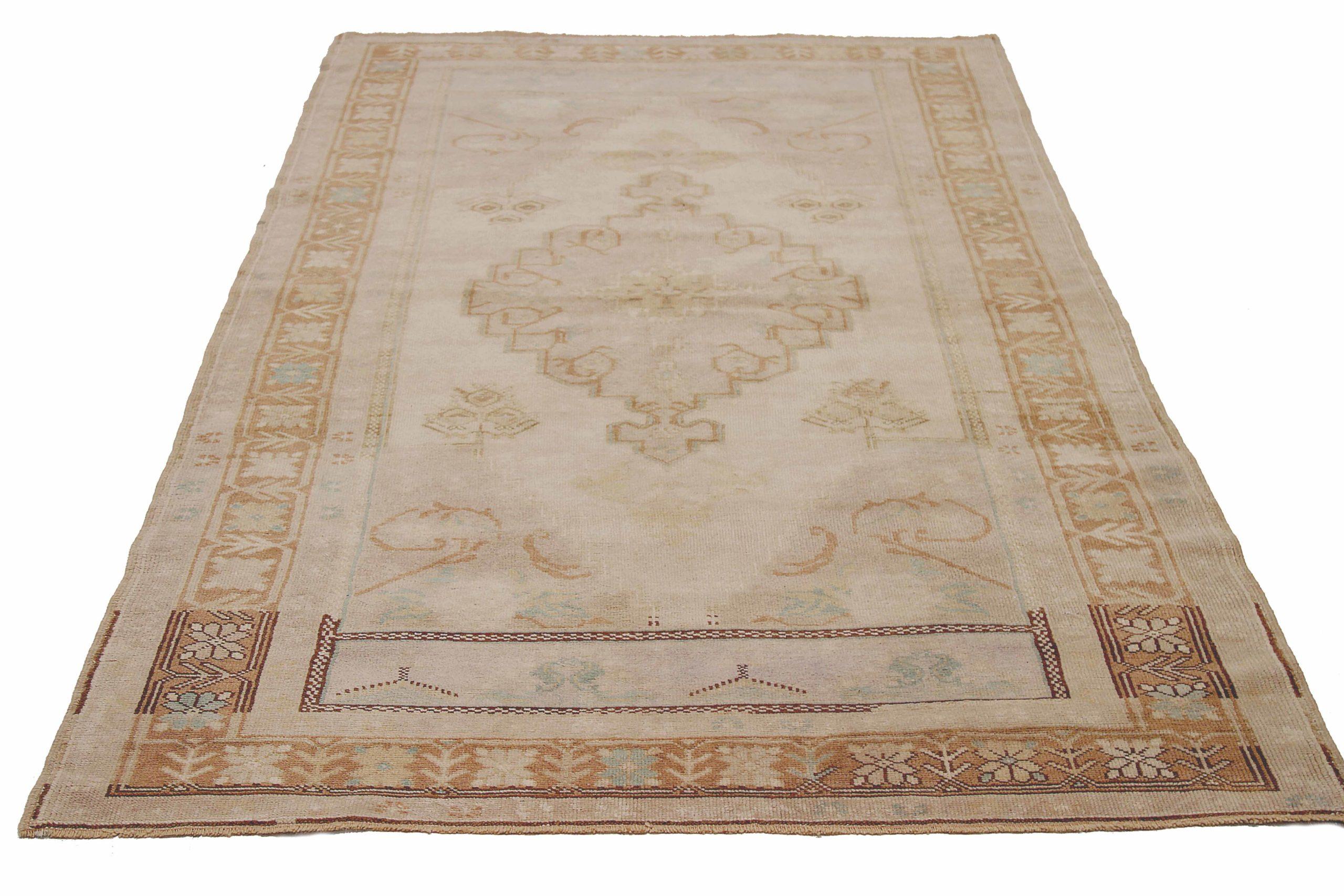 Entdecken Sie die Eleganz von Turkey Anatoly mit dem kleinen Teppich CIRCA 1940. Dieses exklusive Design aus Wolle und Braun-Elfenbein-Taupe ist perfekt, um Ihren Raum zu verschönern.