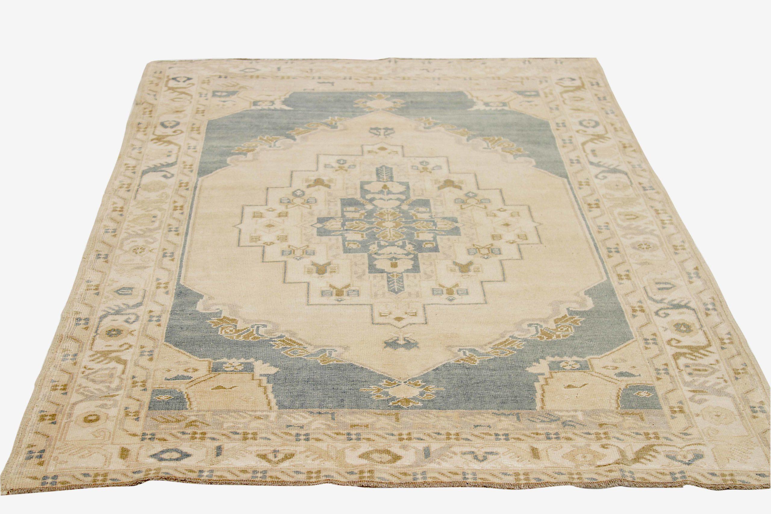 Découvrez l'élégance du petit tapis de Turquie Anatoly de Circa 1940. Conçu avec de la laine et du Design/One, ce design exclusif est parfait pour mettre en valeur votre espace.