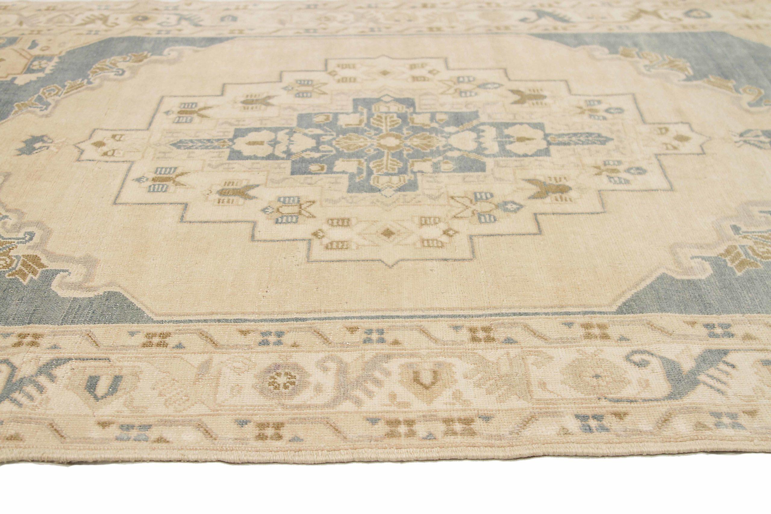 Petit tapis turc Anatoly datant d'environ 1940, motif gris ivoire en laine - 92521 Excellent état - En vente à Dallas, TX