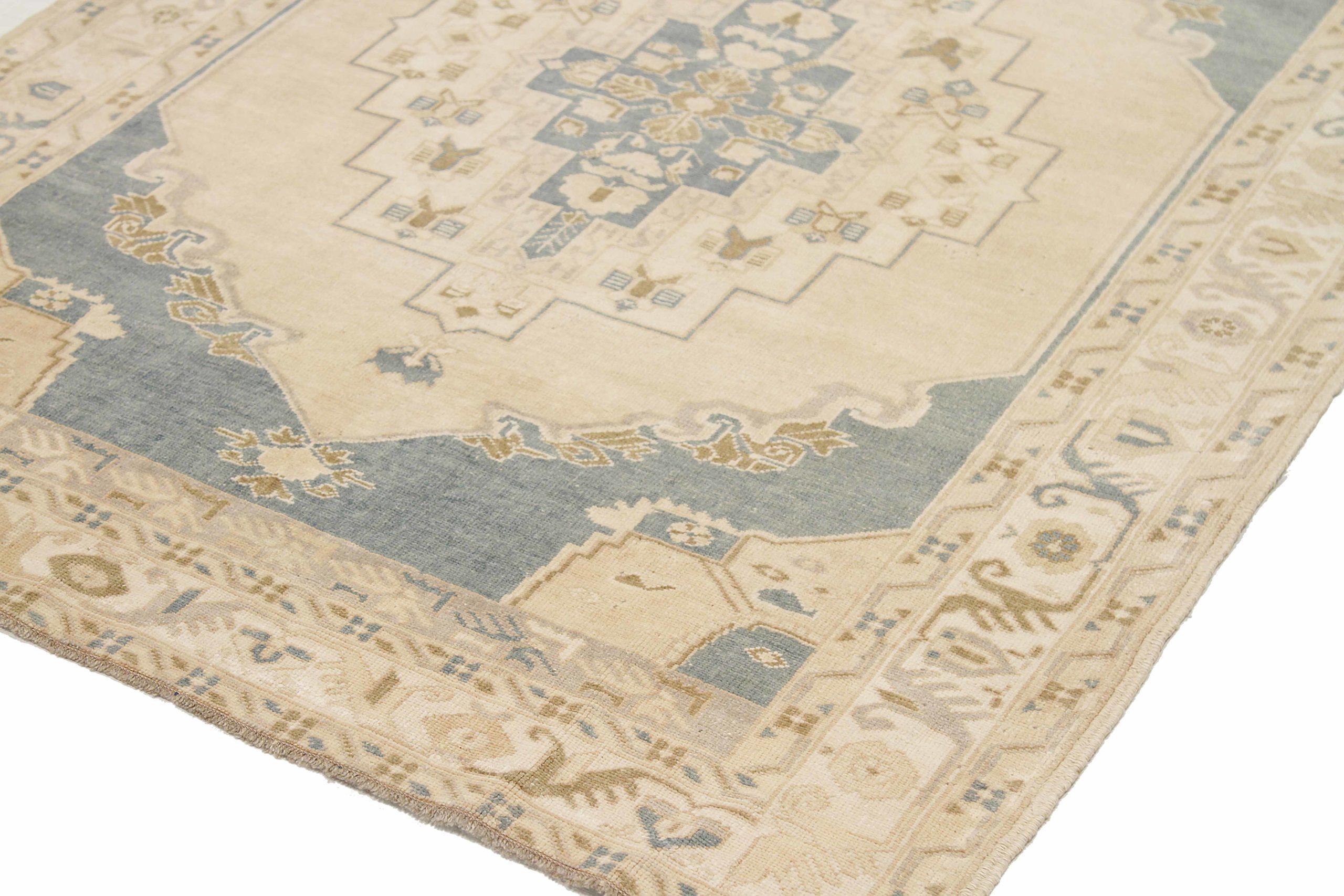 20ième siècle Petit tapis turc Anatoly datant d'environ 1940, motif gris ivoire en laine - 92521 en vente