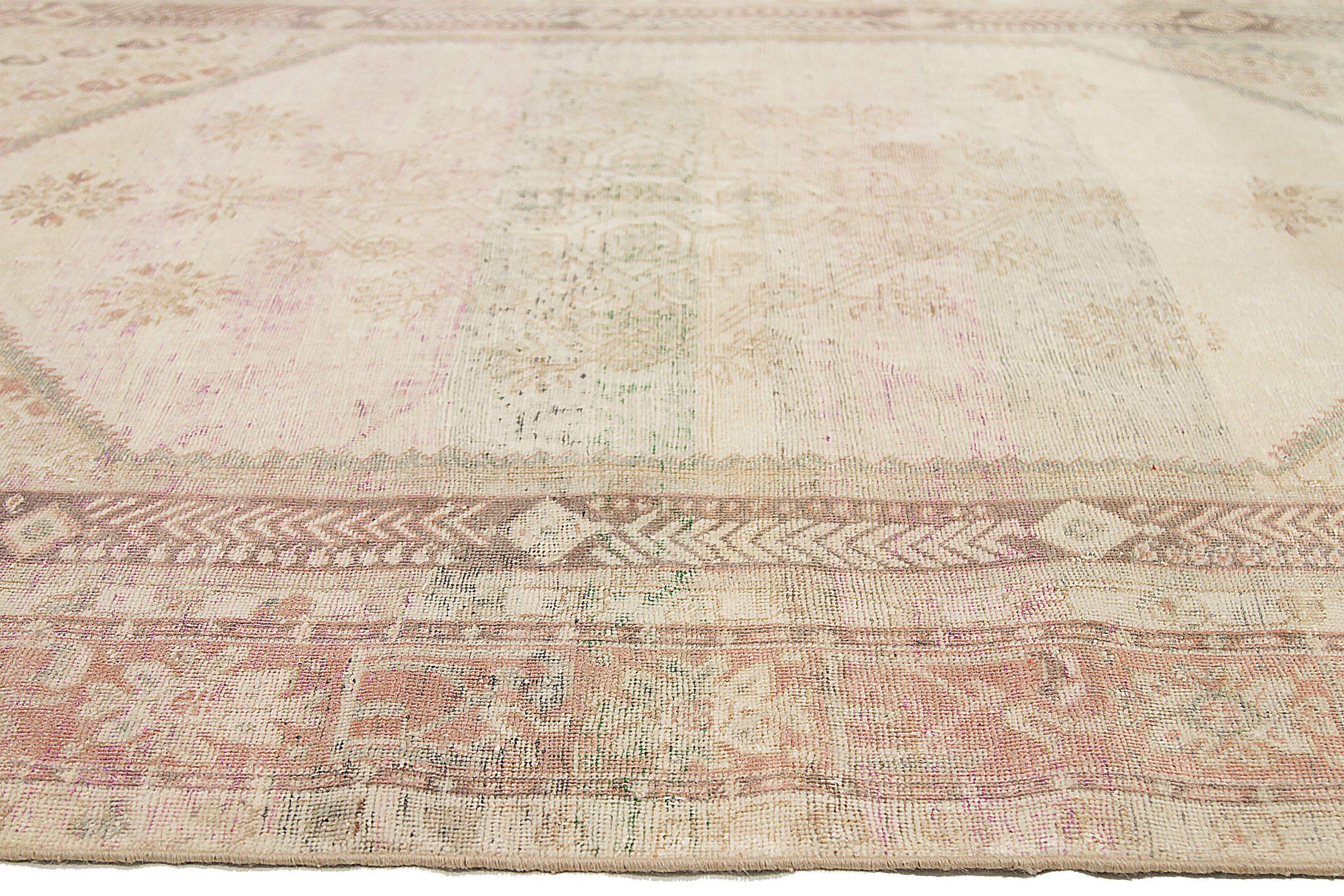 Turkey Anatoly Kleiner Teppich Circa 1940 - Wolle Elfenbein Rosa Design - 92517 im Zustand „Hervorragend“ im Angebot in Dallas, TX