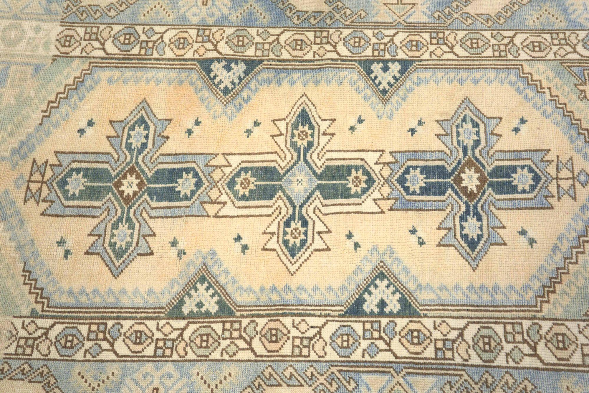 Scopri l'eleganza del tappeto Turkey Anatoly Small Rug di CIRCA 1880. Progettato con lana e nero-blu-avorio, questo design esclusivo è perfetto per valorizzare il tuo spazio.