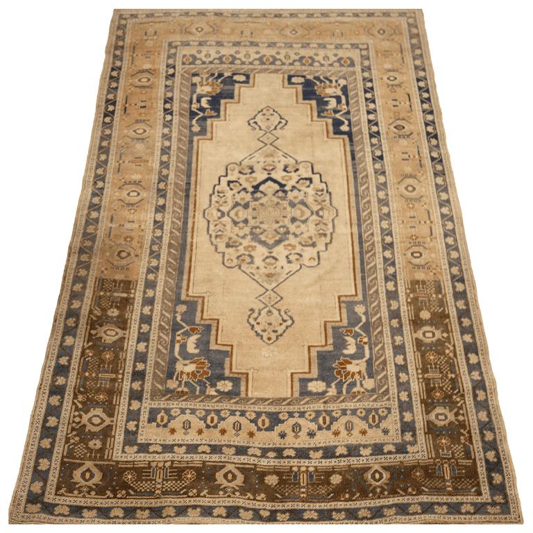 Entdecken Sie die Eleganz von Turkey Anatoly mit dem kleinen Teppich CIRCA 1940. Dieses exklusive Design aus Wolle und SchwarzBraunElfenbein eignet sich perfekt zur Verschönerung Ihres Raums.