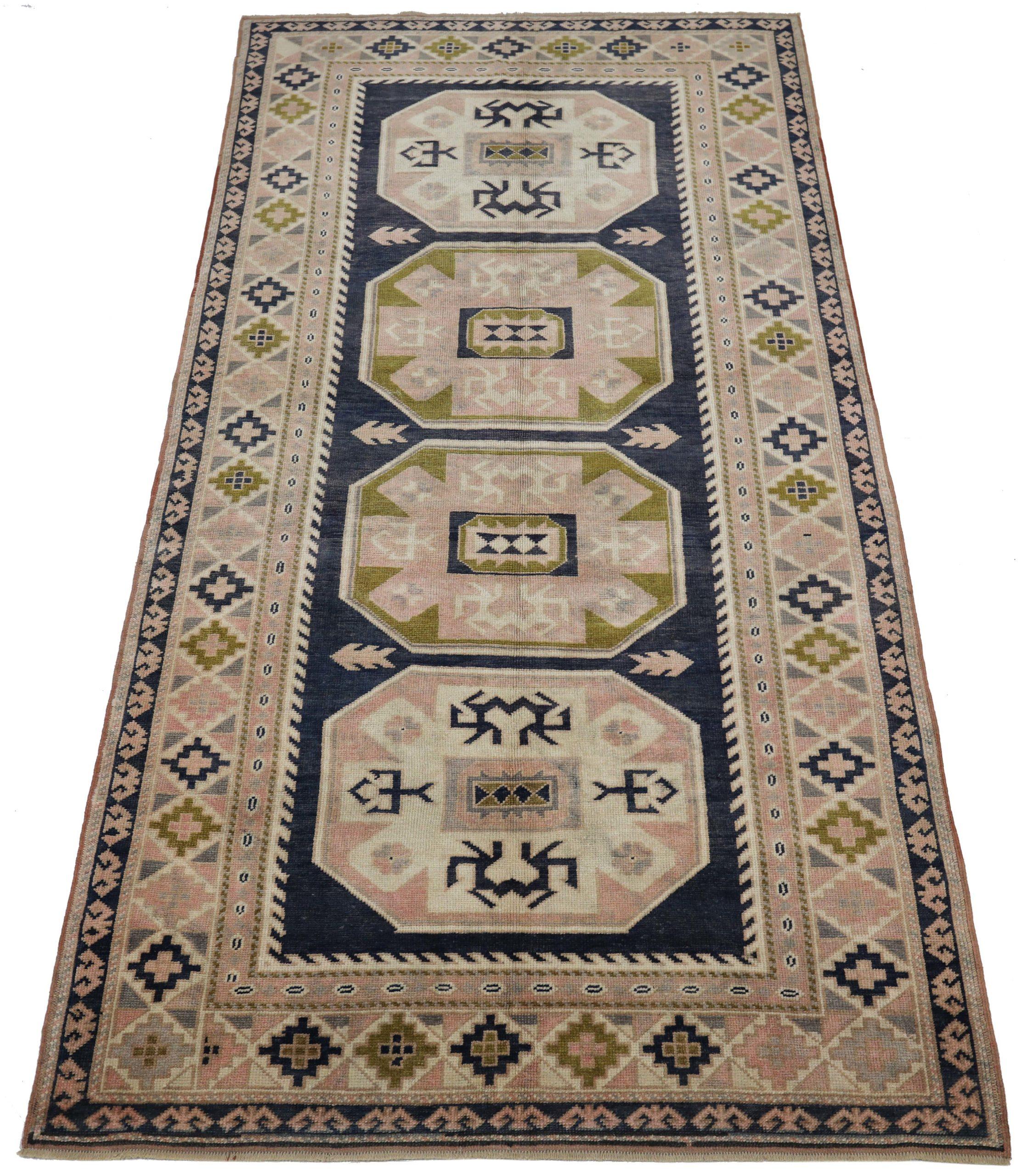 Entdecken Sie die Eleganz von Turkey Anatoly mit dem kleinen Teppich CIRCA 1940. Dieses exklusive Design aus Wolle und SchwarzGrünPink ist perfekt, um Ihren Raum zu verschönern.
