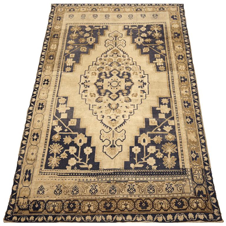 Entdecken Sie die Eleganz von Turkey Anatoly mit dem kleinen Teppich CIRCA 1940. Dieses exklusive Design aus Wolle und Schwarz-Elfenbein eignet sich perfekt, um Ihren Raum aufzuwerten.
