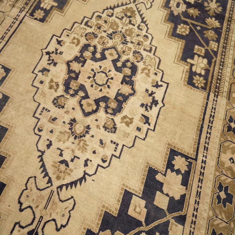 Türkischer Anatoly Kleiner Teppich - Wolle Schwarz Elfenbein Design - 92966 im Zustand „Hervorragend“ im Angebot in Dallas, TX