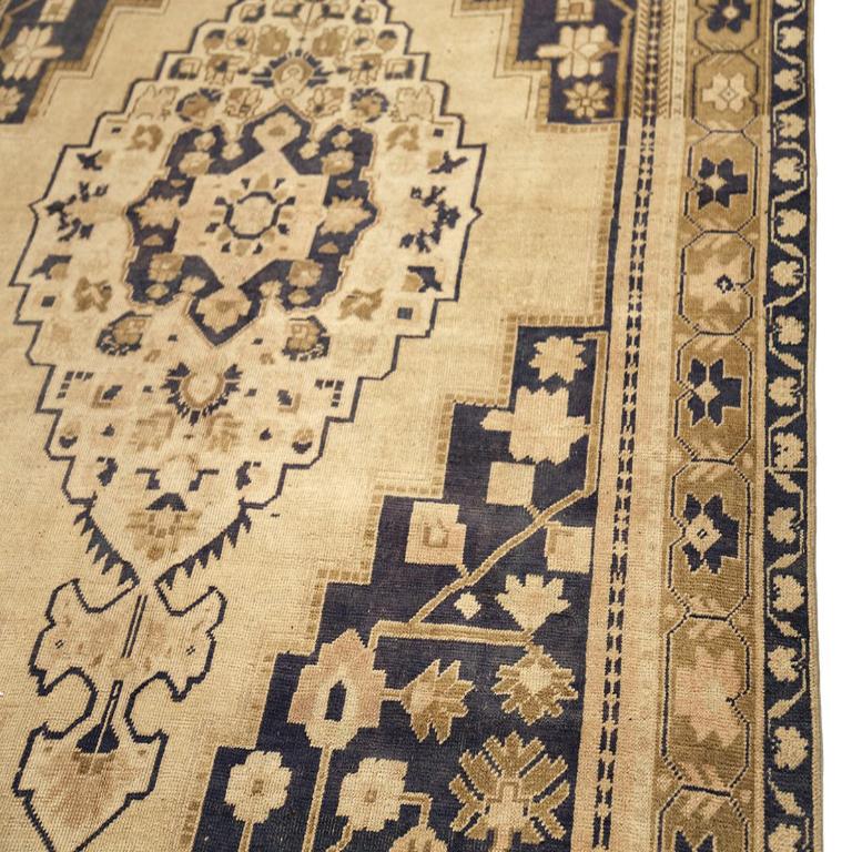 Türkischer Anatoly Kleiner Teppich - Wolle Schwarz Elfenbein Design - 92966 (20. Jahrhundert) im Angebot