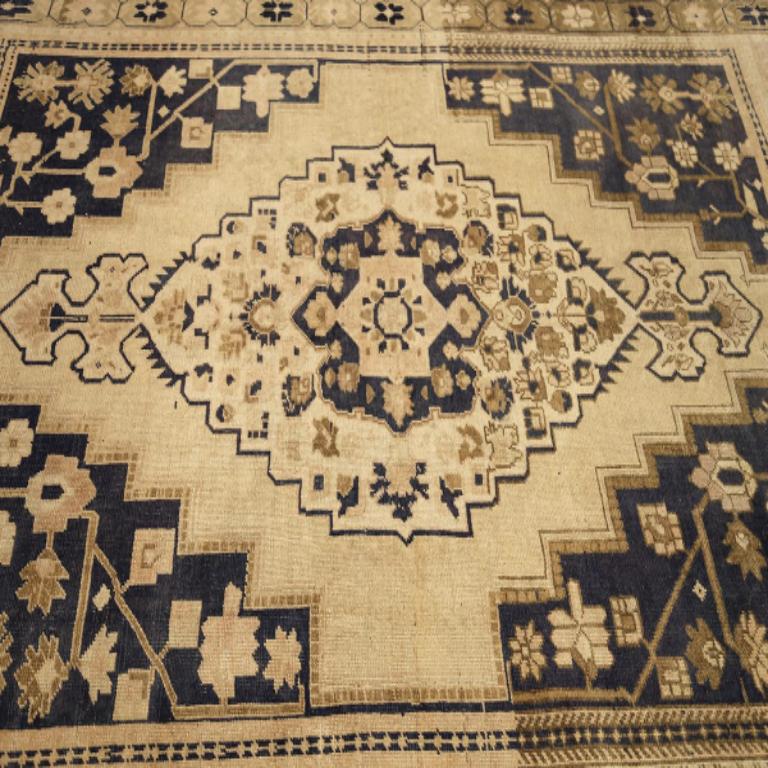 Türkischer Anatoly Kleiner Teppich - Wolle Schwarz Elfenbein Design - 92966 im Angebot 1