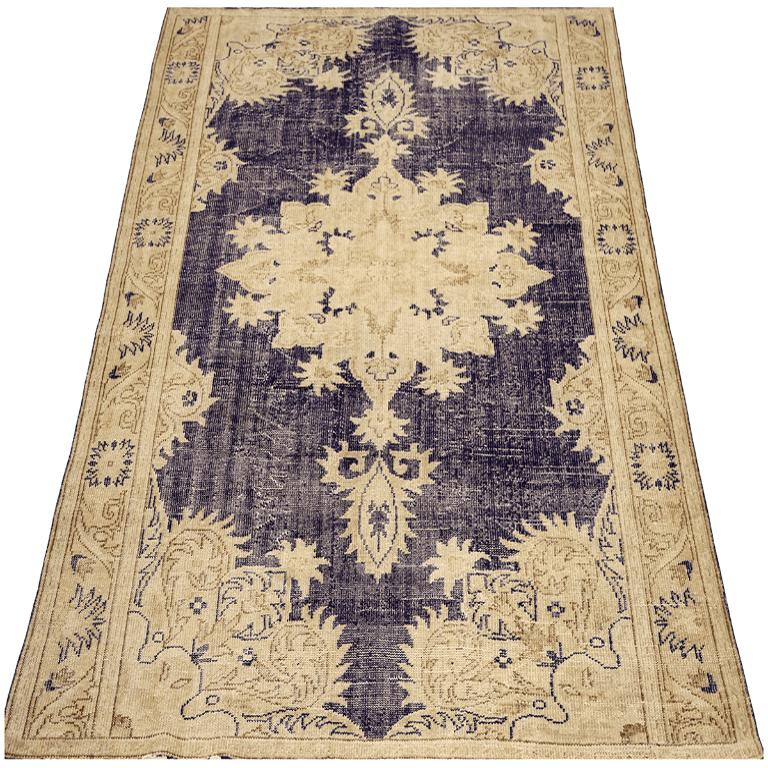 Scopri l'eleganza del tappeto Turkey Anatoly Small Rug di CIRCA 1940. Progettato in lana e nero-avorio, questo design esclusivo è perfetto per valorizzare il tuo spazio.