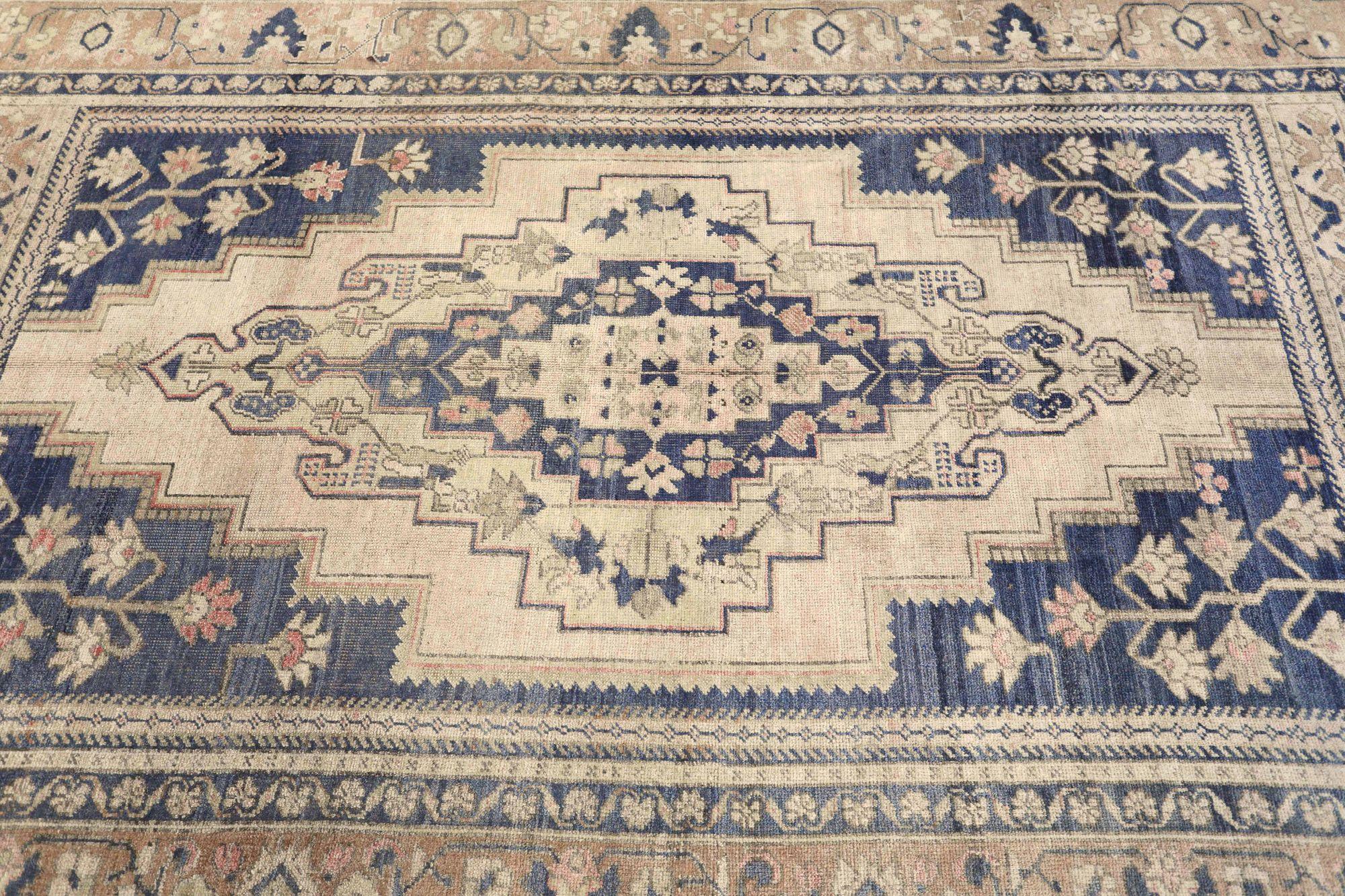 Entdecken Sie die Eleganz von Turkey Anatoly mit dem kleinen Teppich CIRCA 1940. Dieses exklusive Design aus Wolle und Schwarz-Elfenbein eignet sich perfekt, um Ihren Raum aufzuwerten.