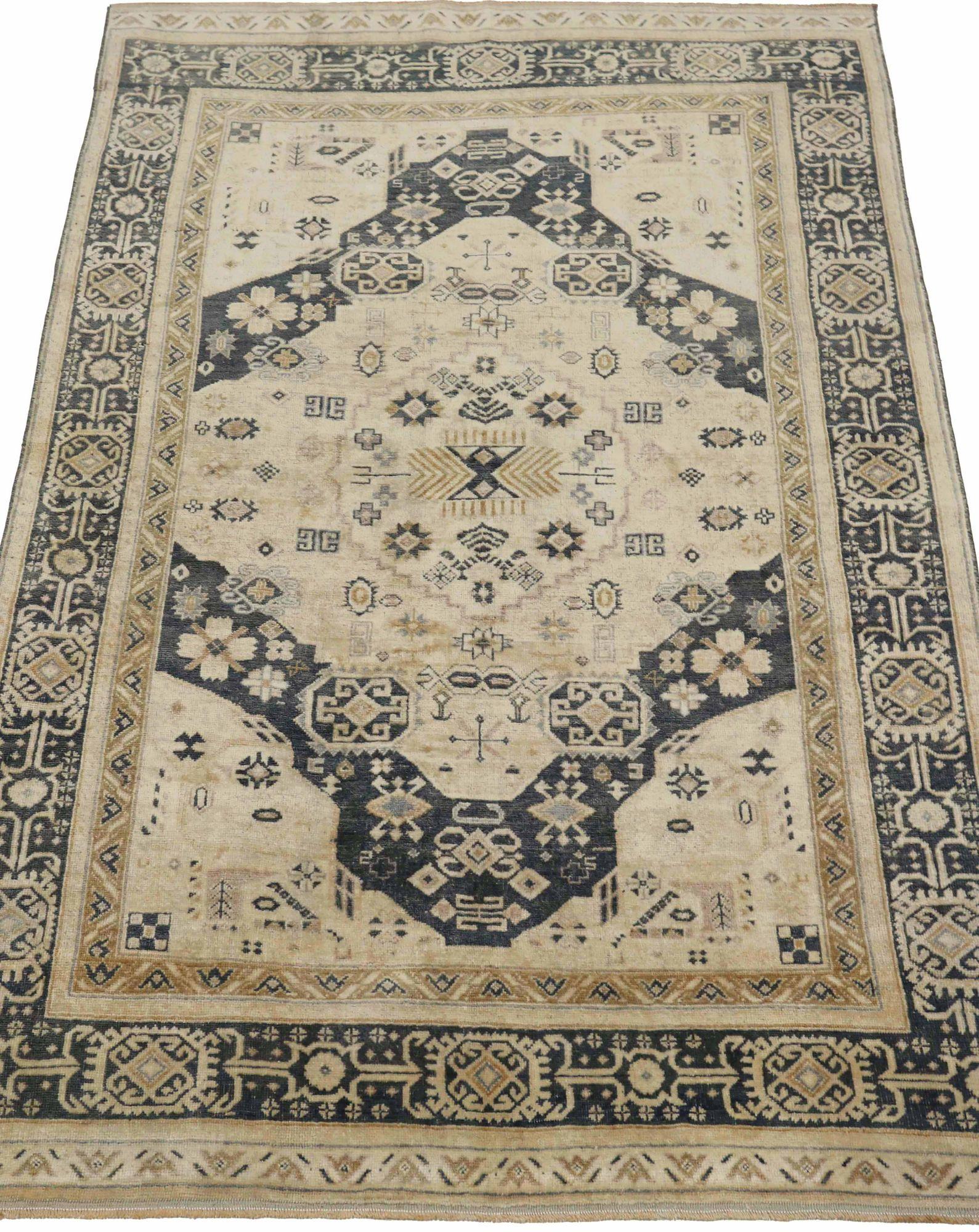 Entdecken Sie die Eleganz von Turkey Anatoly mit dem kleinen Teppich CIRCA 1940. Dieses exklusive Design aus Wolle und Schwarz-Elfenbein eignet sich perfekt, um Ihren Raum aufzuwerten.