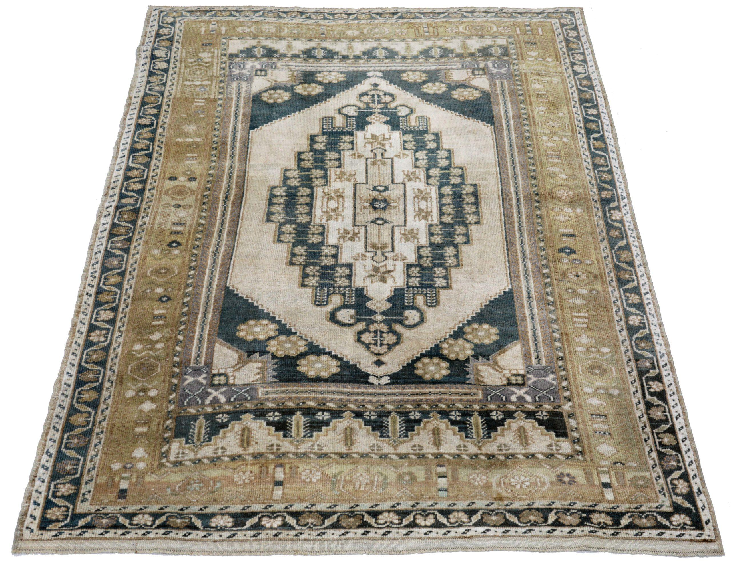Entdecken Sie die Eleganz von Turkey Anatoly mit dem kleinen Teppich CIRCA 1940. Dieses exklusive Design aus Wolle und Schwarz-Elfenbein-Gelb ist perfekt, um Ihren Raum zu verschönern.