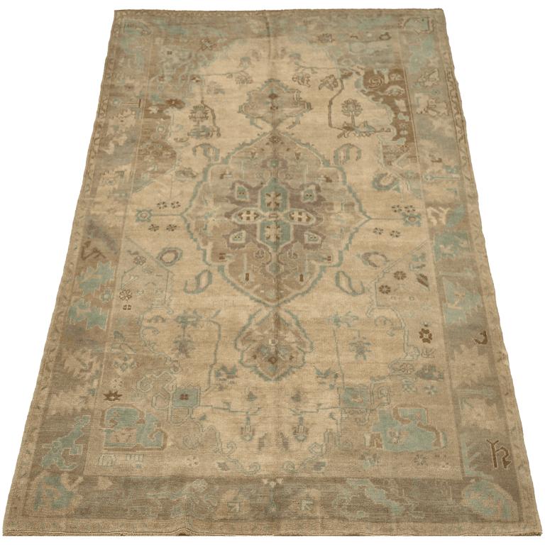 Entdecken Sie die Eleganz von Turkey Anatoly mit dem kleinen Teppich CIRCA 1940. Dieses exklusive Design aus Wolle und BlauBraunElfenbein ist perfekt, um Ihren Raum zu verschönern.