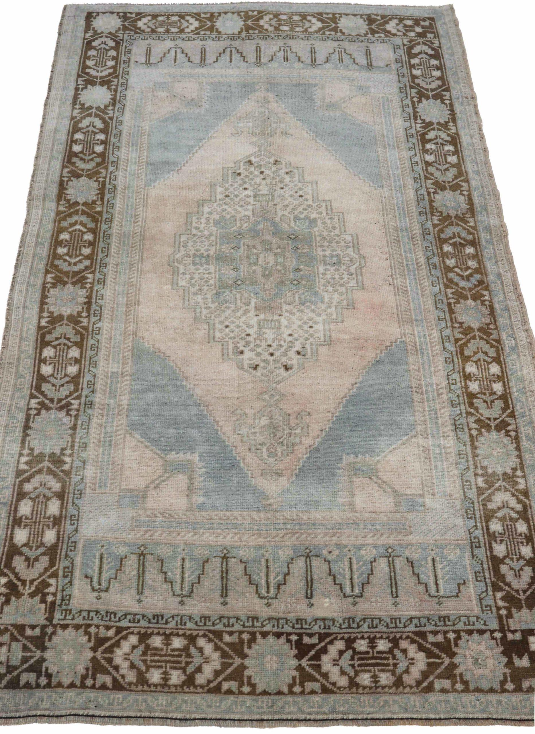 Entdecken Sie die Eleganz von Turkey Anatoly mit dem kleinen Teppich CIRCA 1940. Dieses exklusive Design aus Wolle und BlauBraunElfenbein ist perfekt, um Ihren Raum zu verschönern.