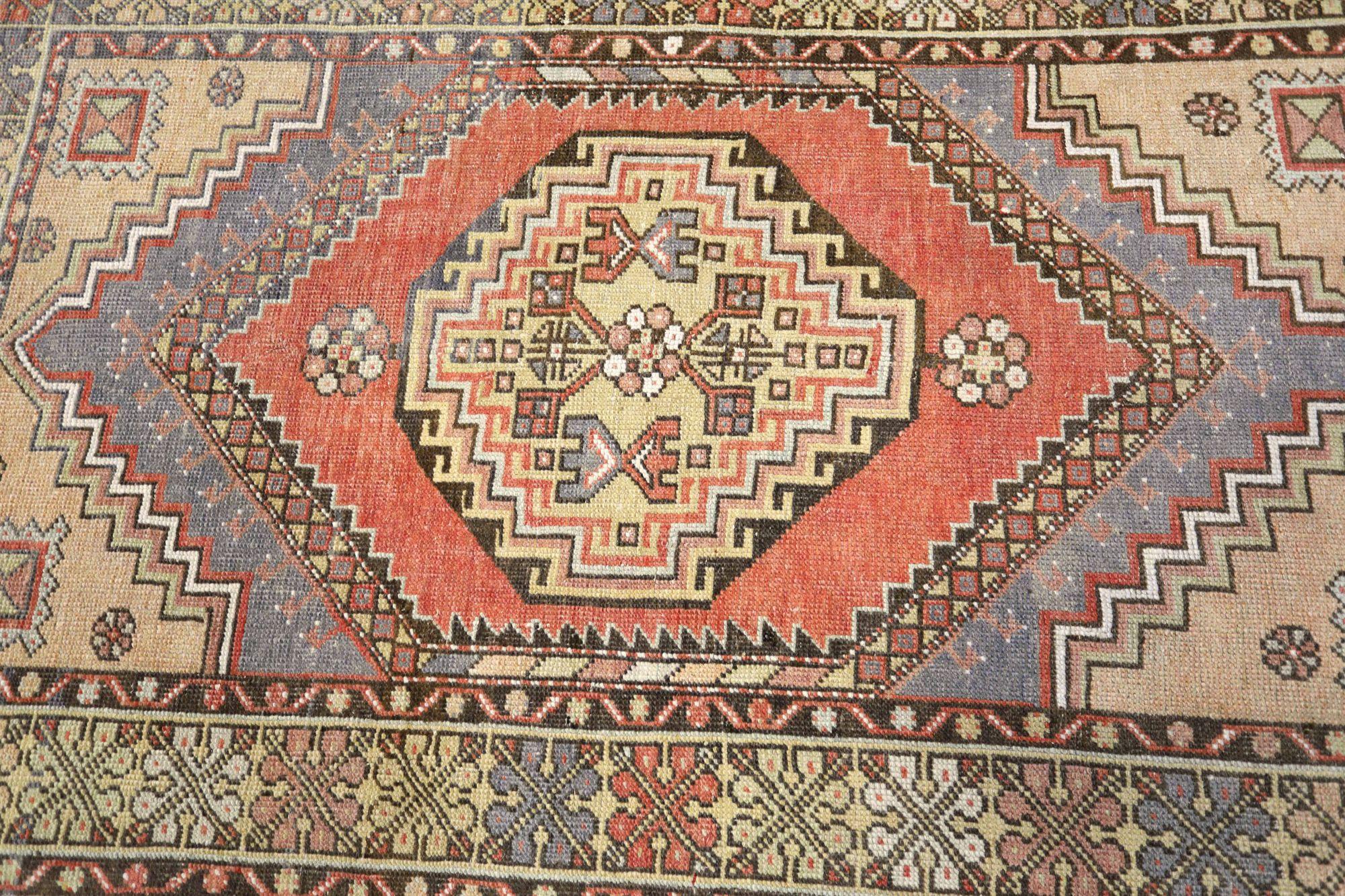 Entdecken Sie die Eleganz von Turkey Anatoly mit dem kleinen Teppich CIRCA 1940. Dieses exklusive Design aus Wolle und BlauBraunElfenbeinRot ist perfekt, um Ihren Raum zu verschönern.