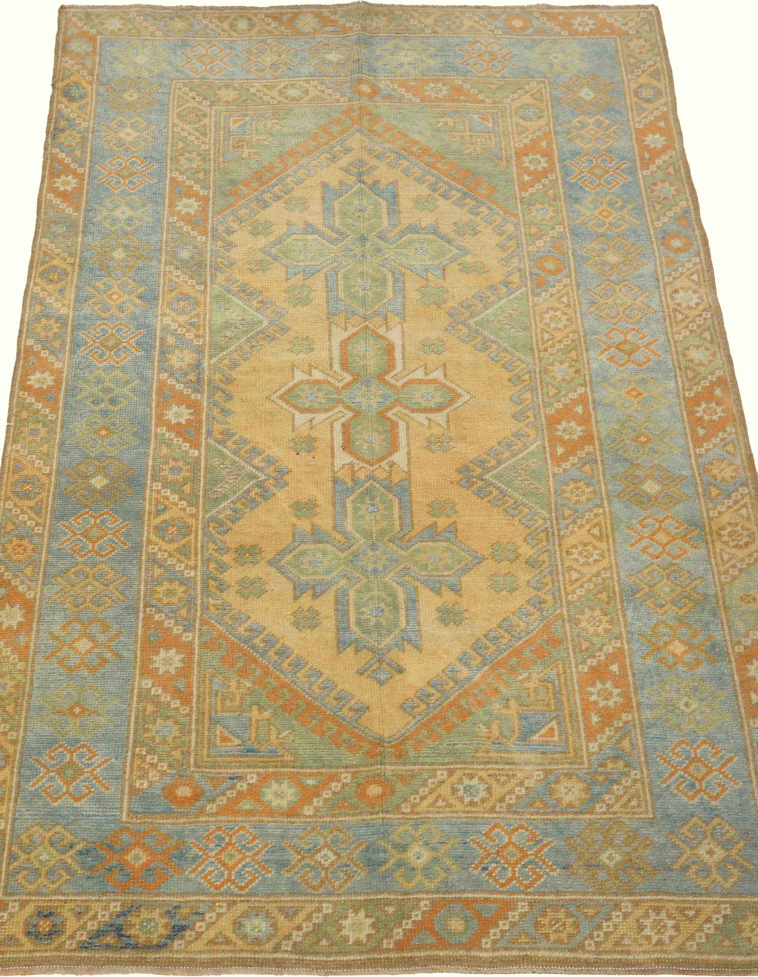 Scopri l'eleganza del tappeto Turkey Anatoly Small Rug di CIRCA 1940. Progettato con lana e blu-verde-arancio-giallo, questo design esclusivo è perfetto per valorizzare il tuo spazio.