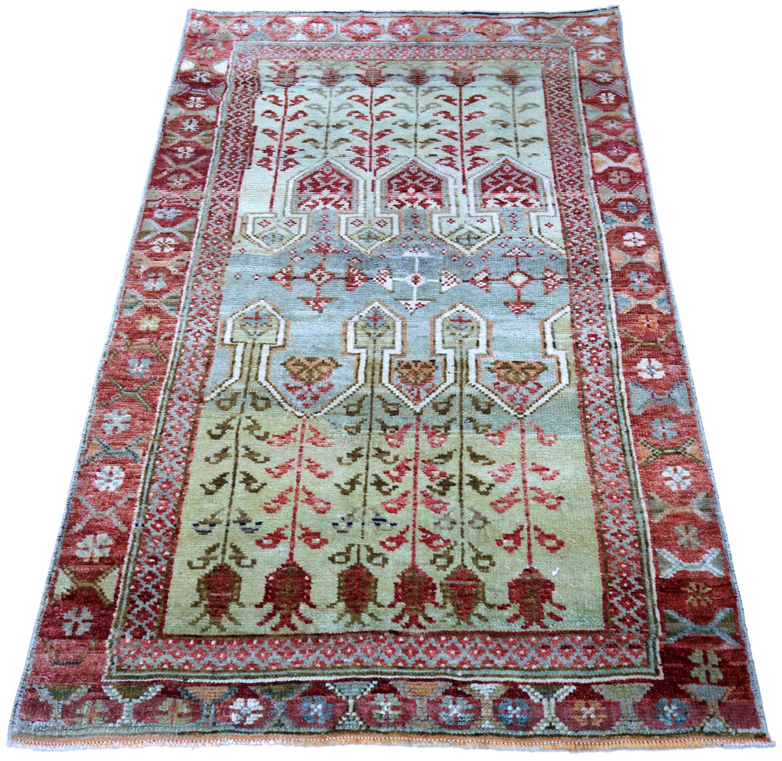 Scopri l'eleganza del tappeto Turkey Anatoly Small Rug di CIRCA 1940. Progettato con lana e BlueGreenRed, questo design esclusivo è perfetto per valorizzare il tuo spazio.