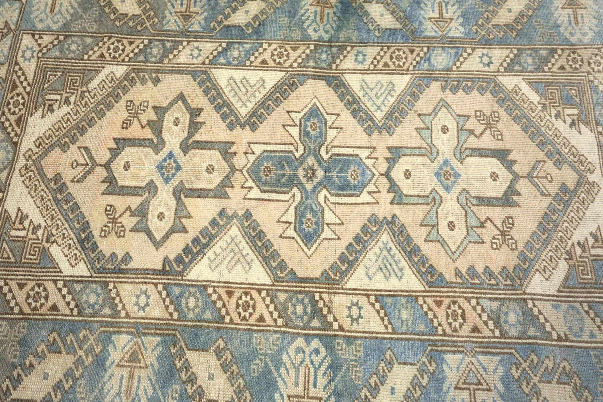 Découvrez l'élégance du petit tapis de Turquie Anatoly de Circa 1940. Conçu avec de la laine et du Design/One, ce design exclusif est parfait pour mettre en valeur votre espace.