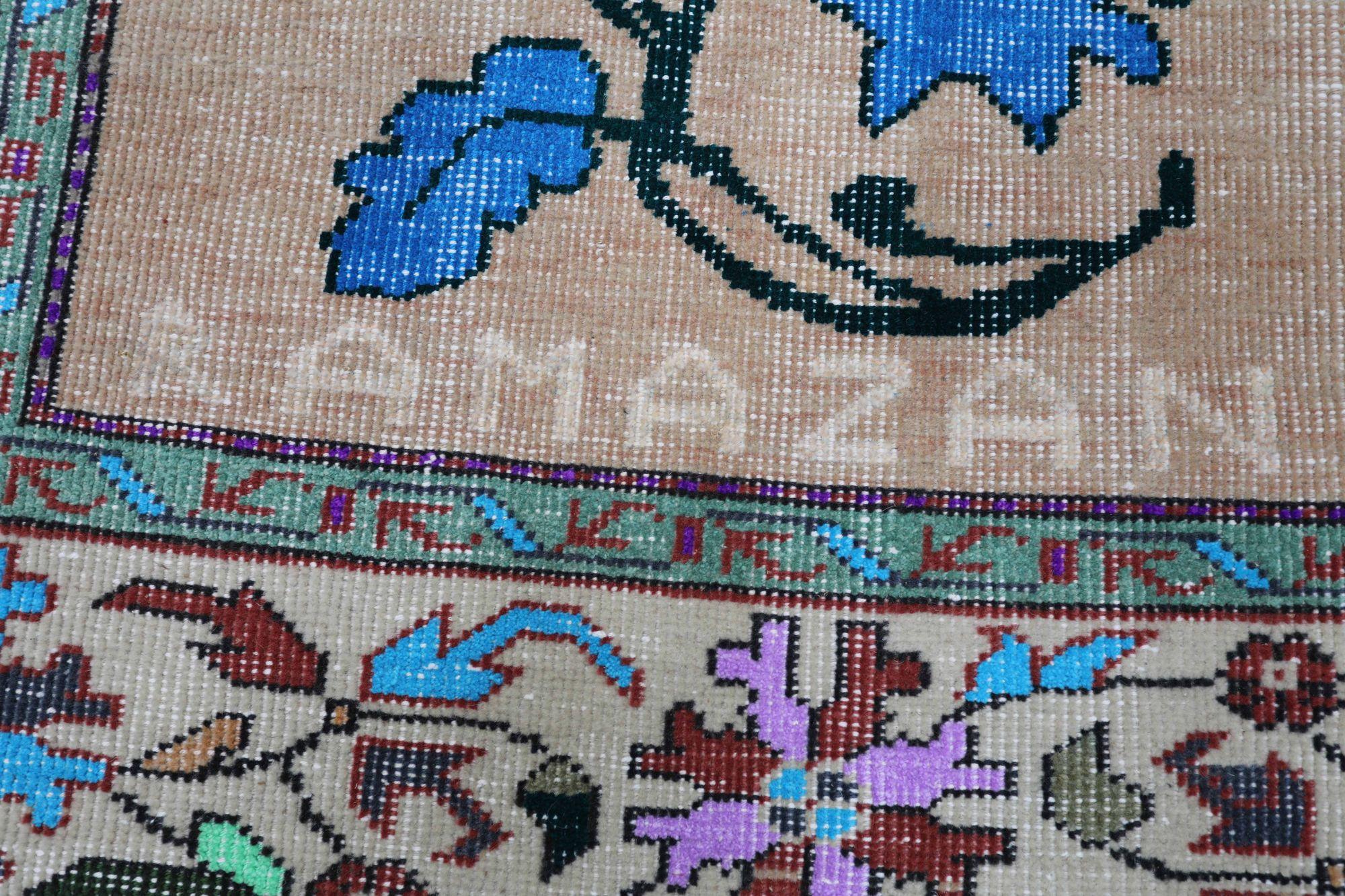 Scopri l'eleganza del tappeto Turkey Anatoly Small Rug di CIRCA 1940. Progettato con lana e BlueIvoryOrangePinkPurpel, questo design esclusivo è perfetto per valorizzare il tuo spazio.