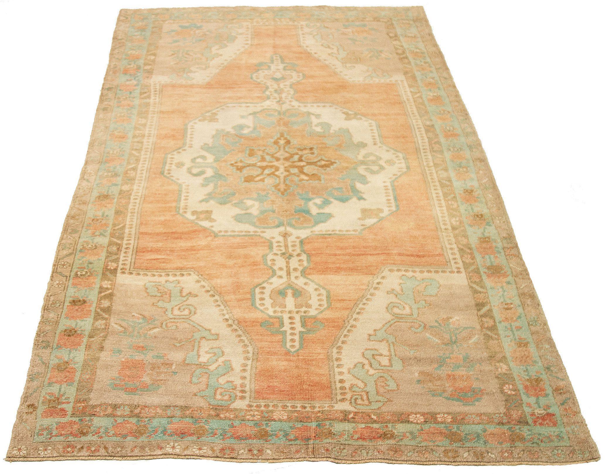 Entdecken Sie die Eleganz von Turkey Anatoly mit dem kleinen Teppich CIRCA 1940. Dieses exklusive Design aus Wolle und BlueIvoryPink ist perfekt, um Ihren Raum zu verschönern.