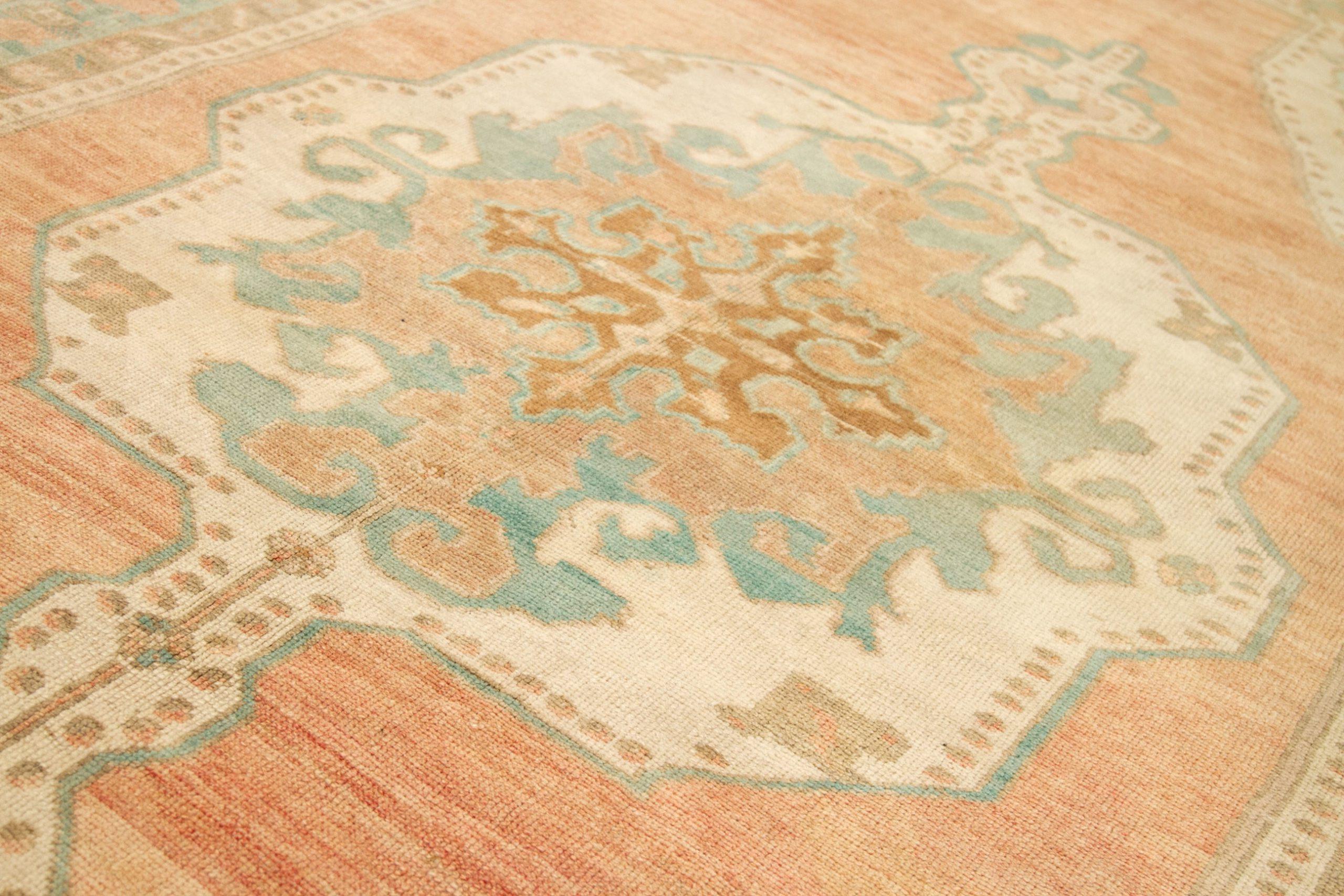 Türkischer Anatoly Kleiner Teppich - Wolle Blau Elfenbein Rosa Design - 92752 im Zustand „Hervorragend“ im Angebot in Dallas, TX