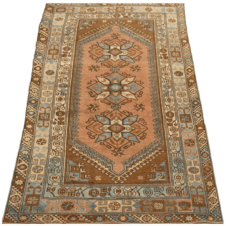Entdecken Sie die Eleganz von Turkey Anatoly mit dem kleinen Teppich CIRCA 1940. Dieses exklusive Design aus Wolle und BlueIvoryPink ist perfekt, um Ihren Raum zu verschönern.