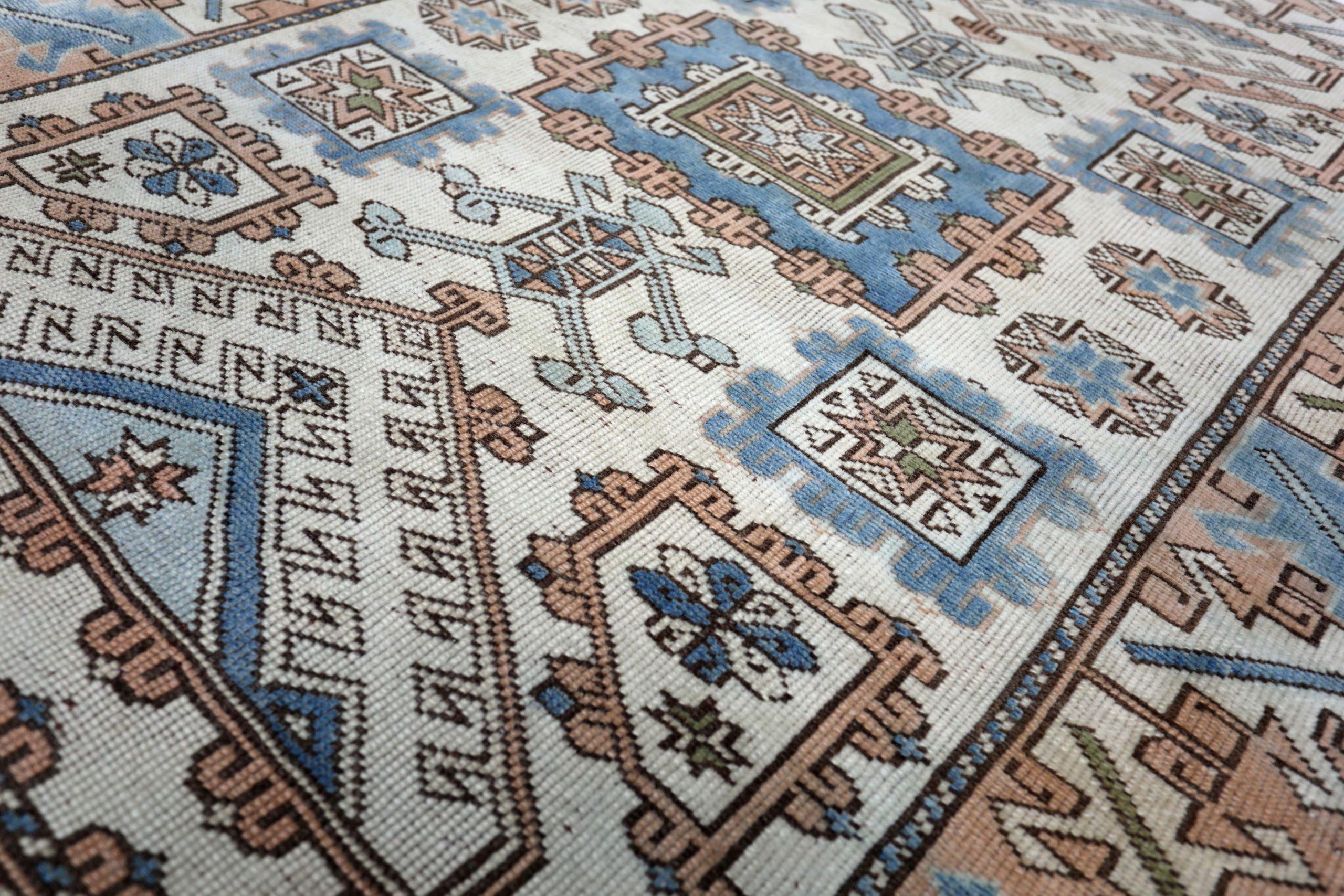Türkischer Anatoly Kleiner Teppich - Wolle Blau Elfenbein Rosa Design - 93245 im Zustand „Hervorragend“ im Angebot in Dallas, TX