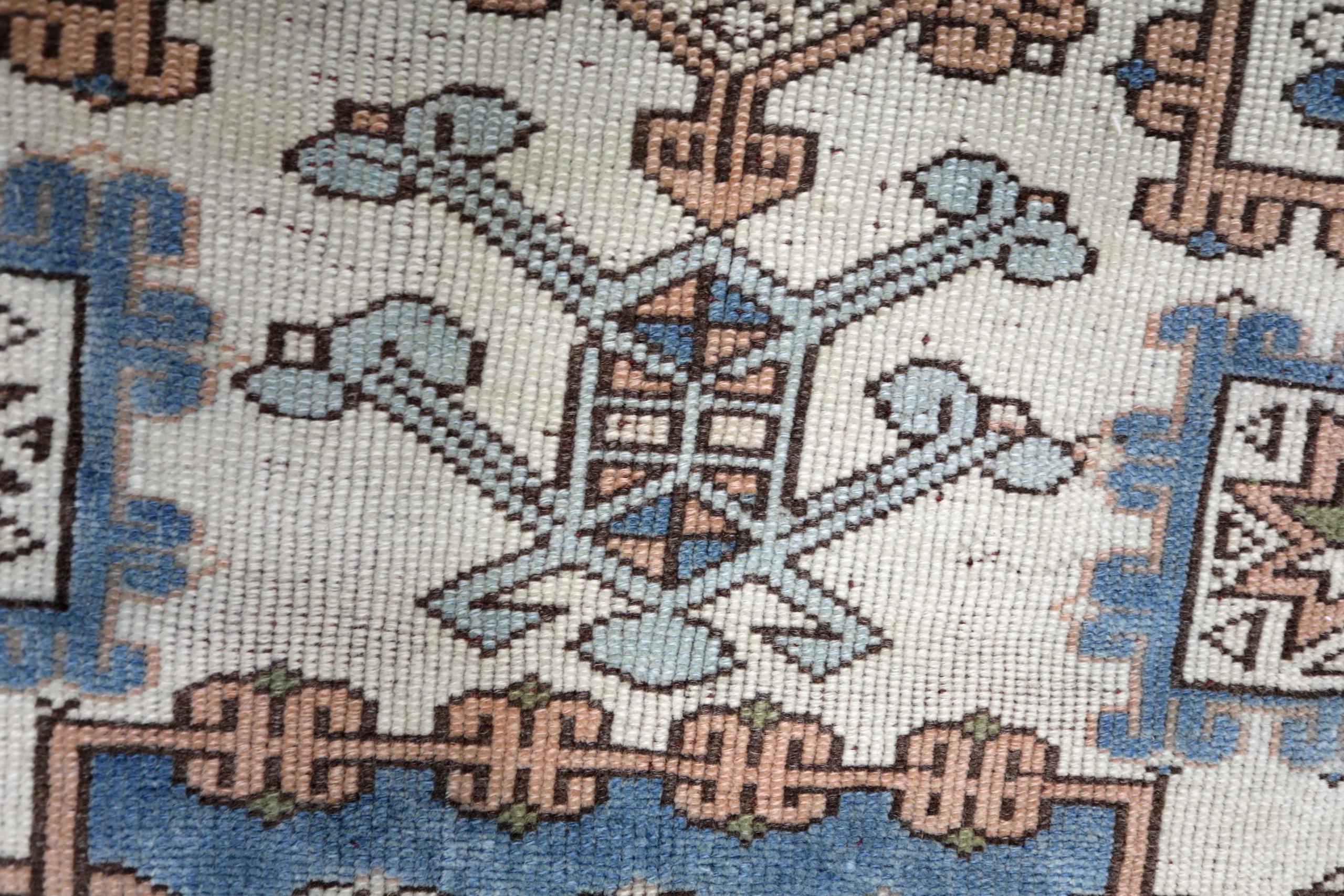 Türkischer Anatoly Kleiner Teppich - Wolle Blau Elfenbein Rosa Design - 93245 (20. Jahrhundert) im Angebot