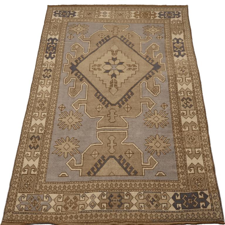 Entdecken Sie die Eleganz von Turkey Anatoly mit dem kleinen Teppich CIRCA 1940. Dieses exklusive Design aus Wolle und BlueIvoryPurpelTaupe ist perfekt, um Ihren Raum zu verschönern.