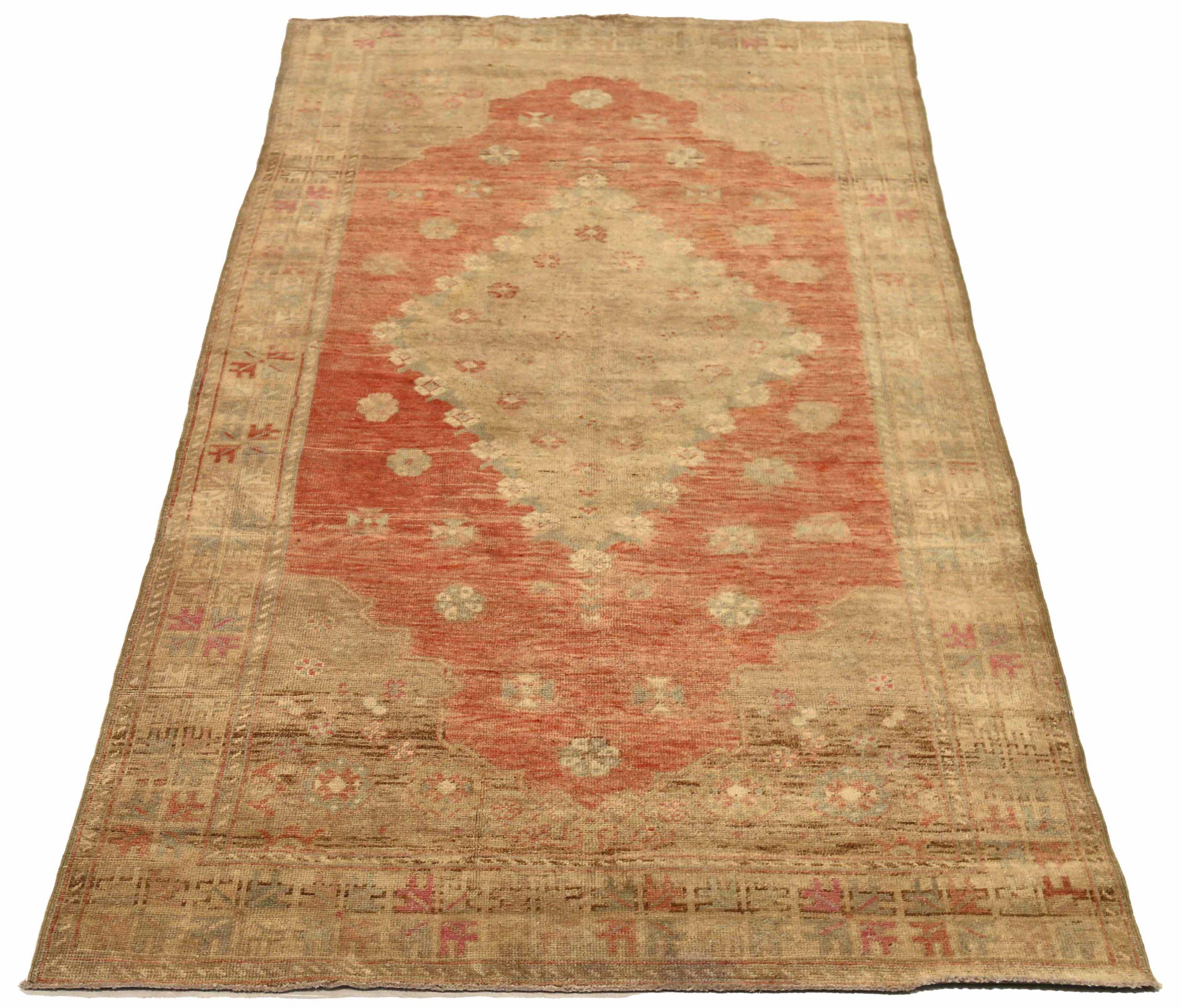 Entdecken Sie die Eleganz von Turkey Anatoly mit dem kleinen Teppich CIRCA 1940. Dieses exklusive Design aus Wolle und Blau-Elfenbein-Rot ist perfekt, um Ihren Raum zu verschönern.