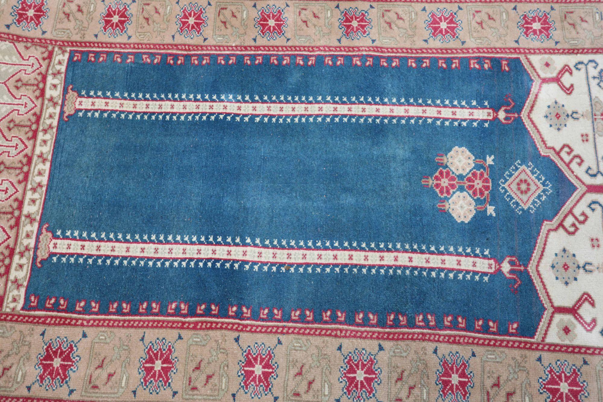 Entdecken Sie die Eleganz von Turkey Anatoly mit dem kleinen Teppich CIRCA 1940. Dieses exklusive Design aus Wolle und Blau-Elfenbein-Rot ist perfekt, um Ihren Raum zu verschönern.