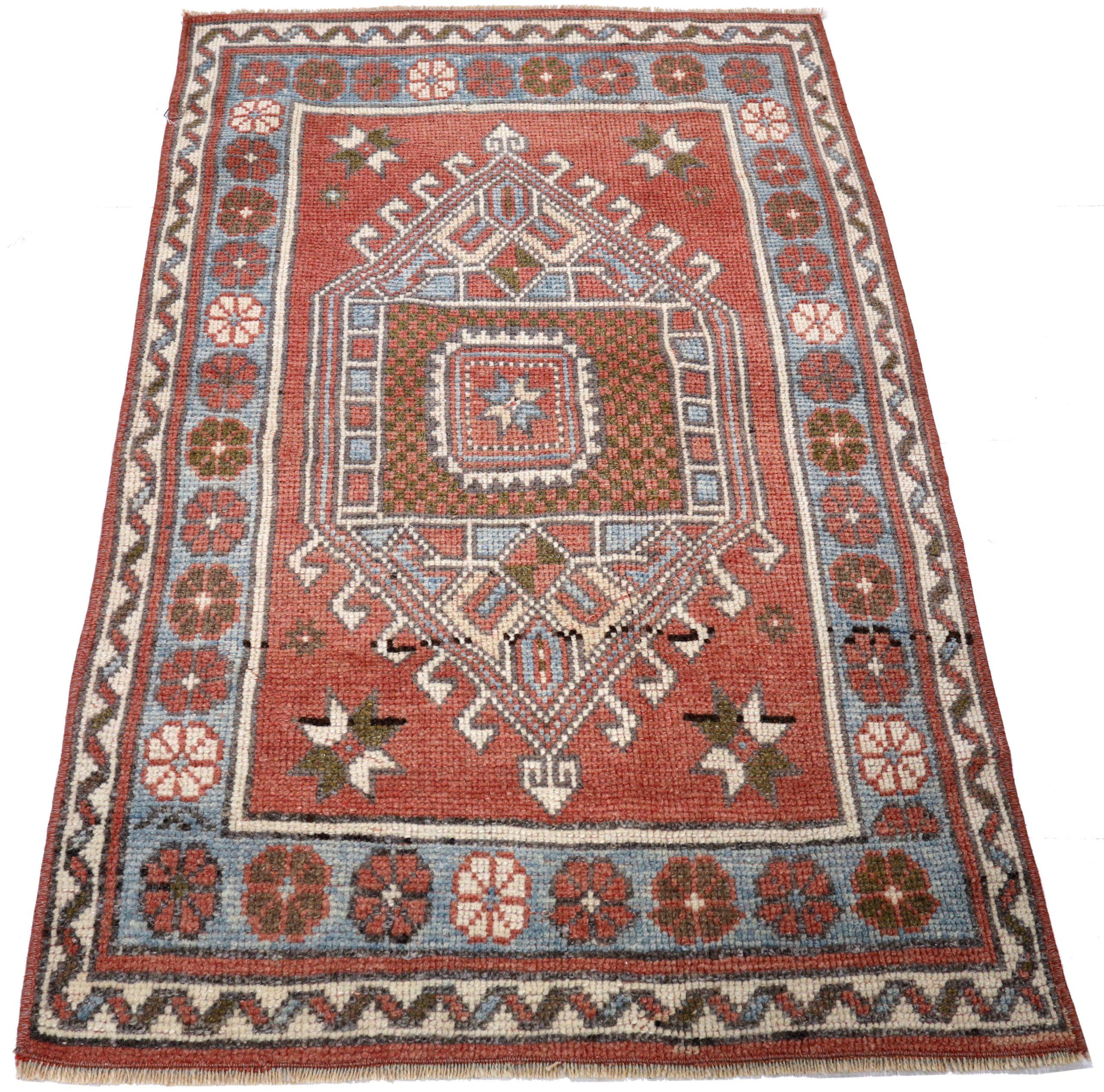 Entdecken Sie die Eleganz von Turkey Anatoly mit dem kleinen Teppich CIRCA 1940. Dieses exklusive Design aus Wolle und Blau-Elfenbein-Rot ist perfekt, um Ihren Raum zu verschönern.