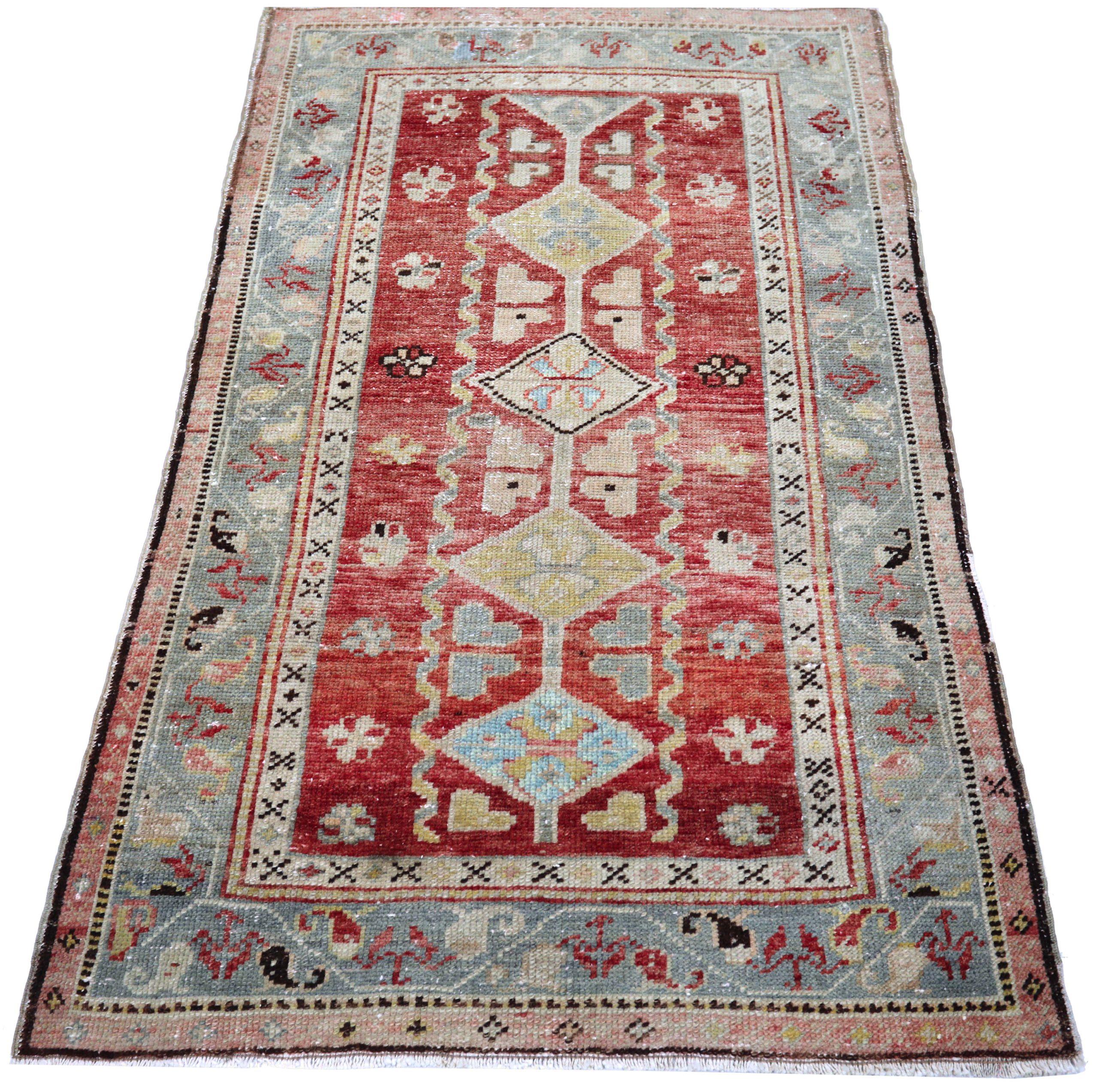 Découvrez l'élégance du petit tapis de Turquie Anatoly de Circa 1940. Conçu avec de la laine et du bleuIvoireRougeJaune, ce design exclusif est parfait pour mettre en valeur votre espace.
