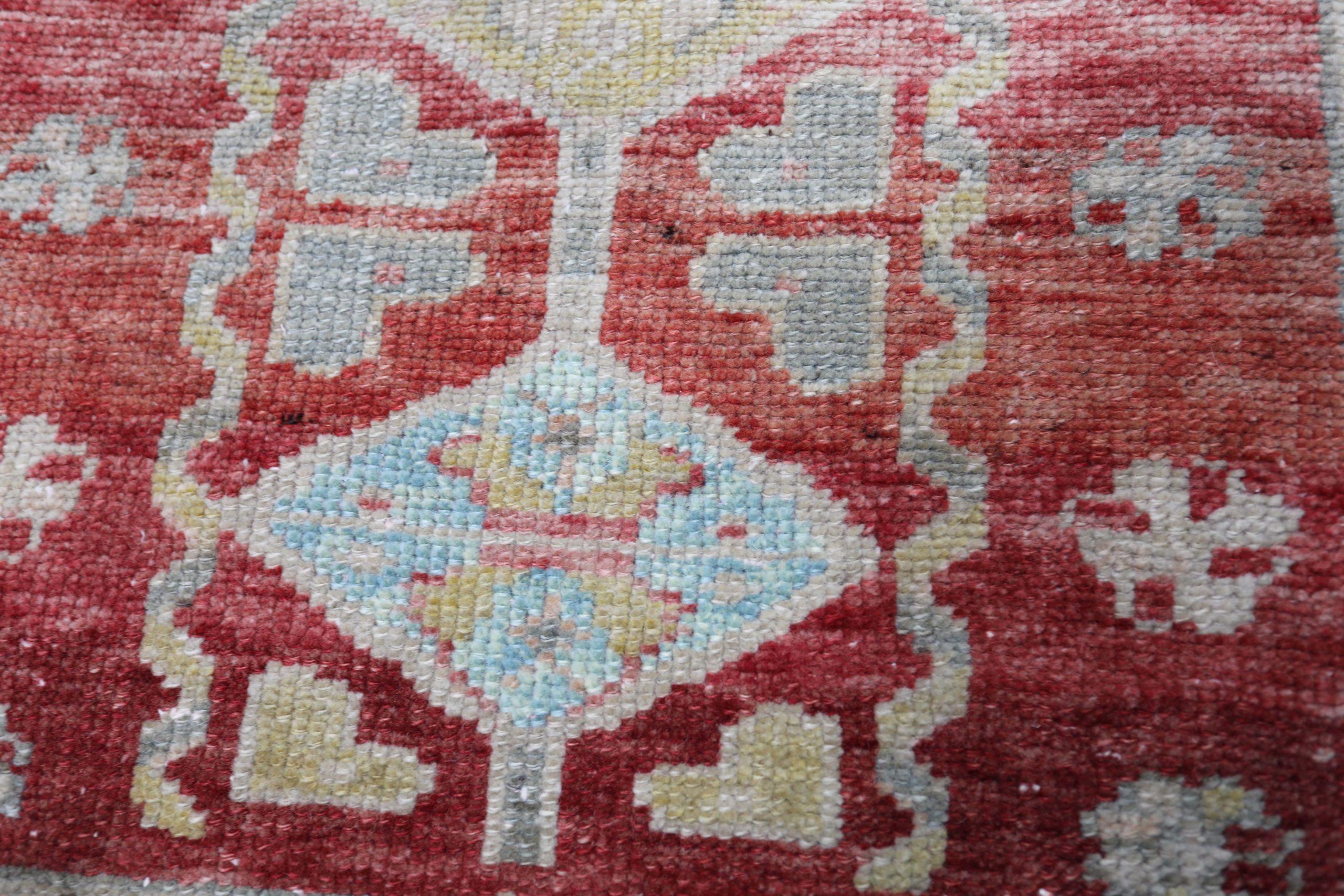 Petit tapis turc Anatoly en laine bleu ivoire rouge jaune motif - 93223 Excellent état - En vente à Dallas, TX