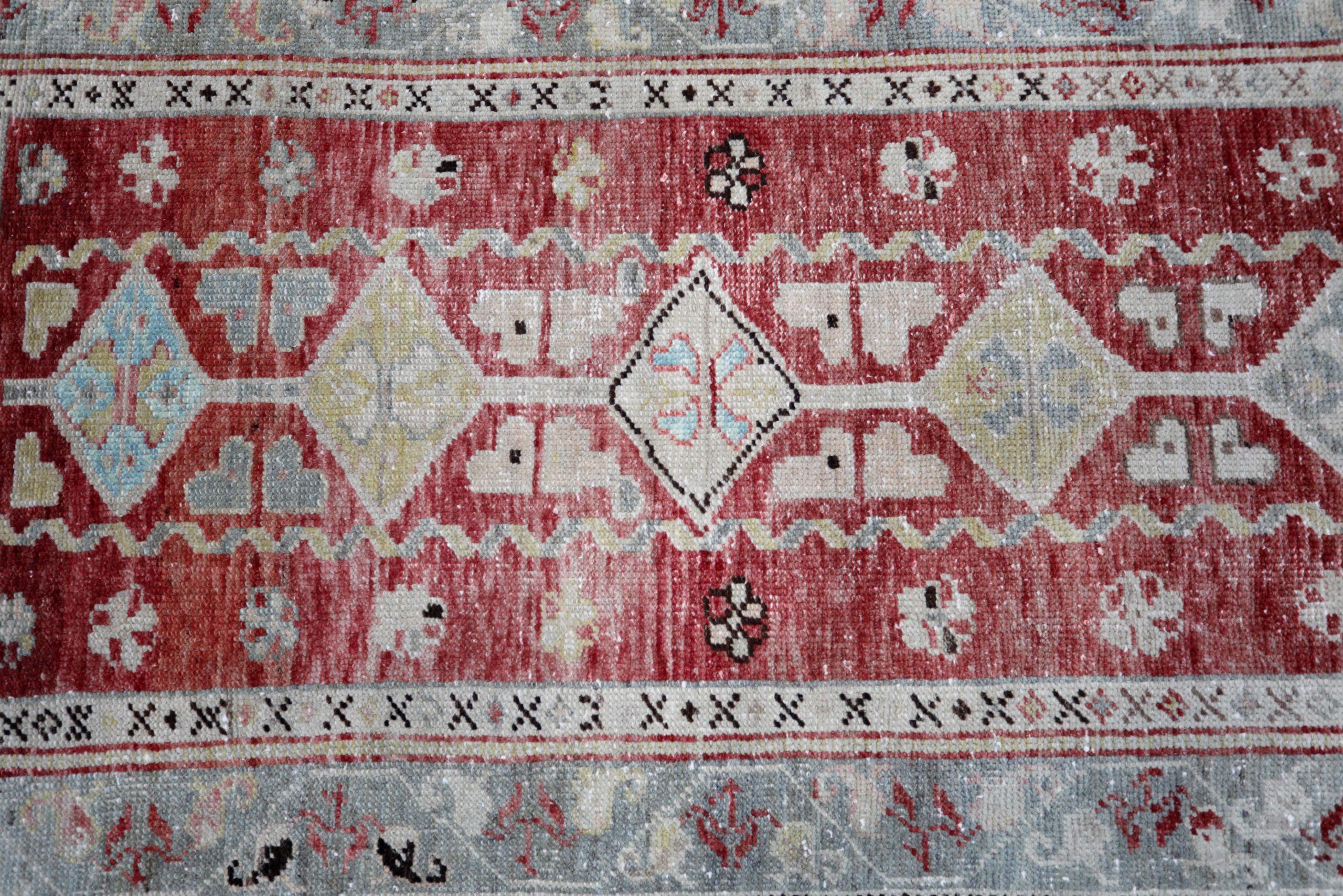 20ième siècle Petit tapis turc Anatoly en laine bleu ivoire rouge jaune motif - 93223 en vente