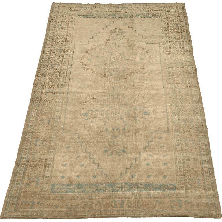 Entdecken Sie die Eleganz von Turkey Anatoly mit dem kleinen Teppich CIRCA 1940. Dieses exklusive Design aus Wolle und BlueIvoryTaupe ist perfekt, um Ihren Raum zu verschönern.