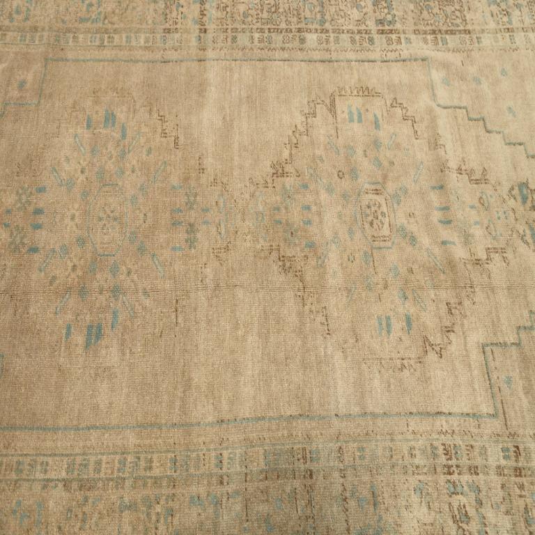 Turkey Anatoly Kleiner Teppich - Wolle Blau Elfenbein Taupe Design - 92930 im Zustand „Hervorragend“ im Angebot in Dallas, TX