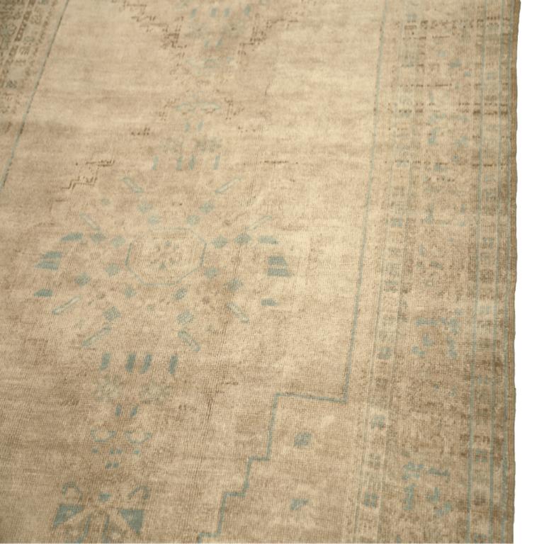 Turkey Anatoly Kleiner Teppich - Wolle Blau Elfenbein Taupe Design - 92930 (20. Jahrhundert) im Angebot