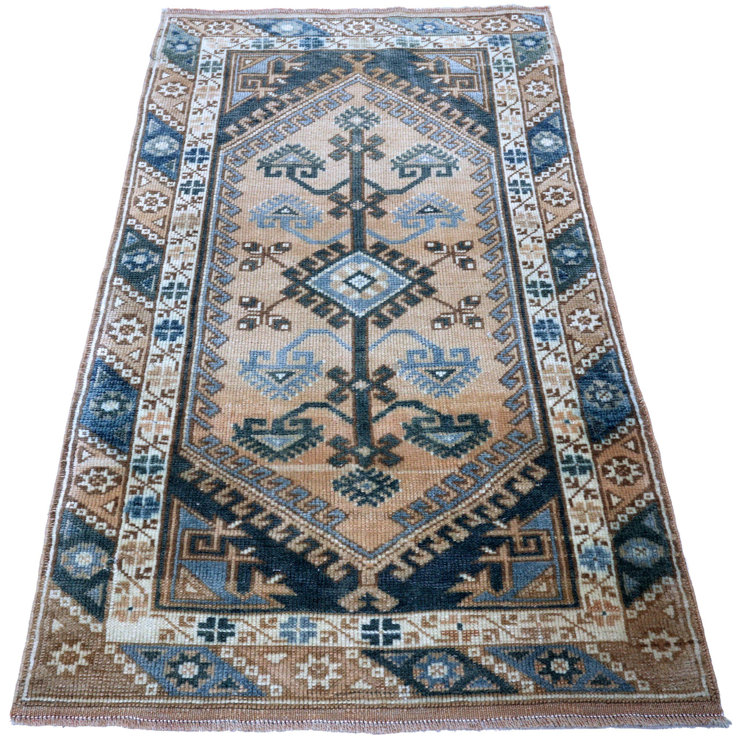 Découvrez l'élégance du petit tapis de Turquie Anatoly de Circa 1940. Conçu avec de la laine et du bleuIvoireTaupe, ce design exclusif est parfait pour mettre en valeur votre espace.
