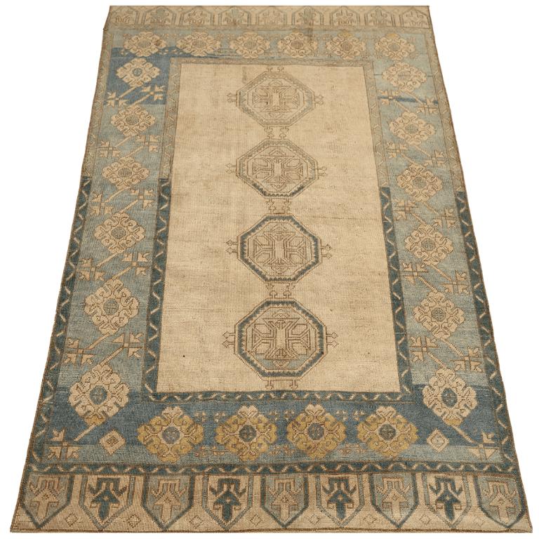 Découvrez l'élégance du petit tapis de Turquie Anatoly de Circa 1940. Conçu avec de la Laine et du BleuIvoireJaune, ce design exclusif est parfait pour mettre en valeur votre espace.