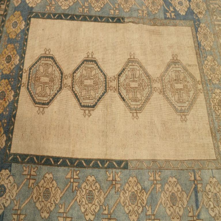 20ième siècle Petit tapis turc Anatoly - Design en laine bleu ivoire jaune - 92971 en vente