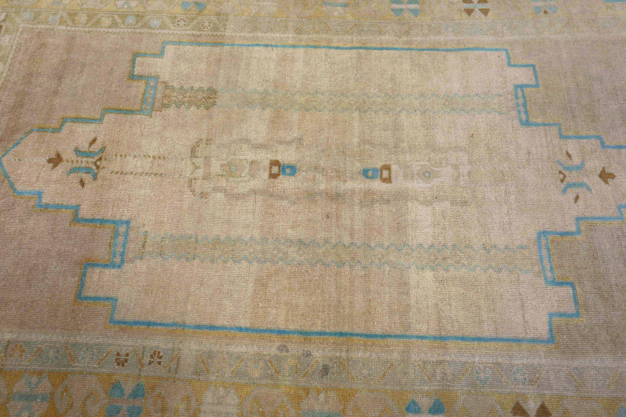 Découvrez l'élégance du petit tapis de Turquie Anatoly de Circa 1940. Conçu avec de la Laine et du BleuIvoireJaune, ce design exclusif est parfait pour mettre en valeur votre espace.