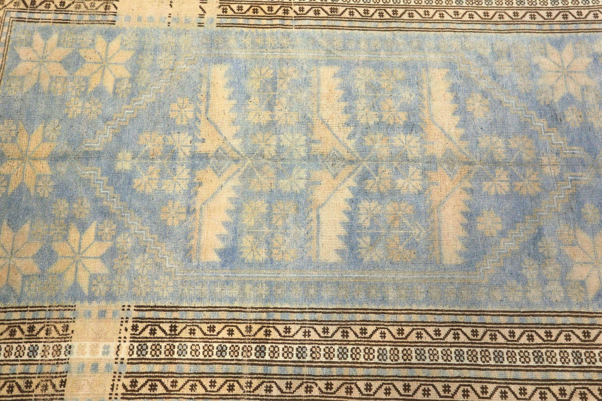 Découvrez l'élégance du petit tapis de Turquie Anatoly de Circa 1940. Conçu avec de la Laine et du BleuIvoireJaune, ce design exclusif est parfait pour mettre en valeur votre espace.
