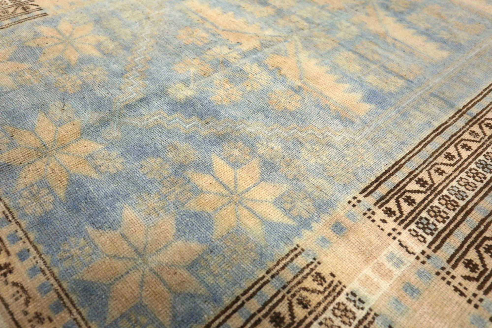 20ième siècle Petit tapis turc Anatoly - Design en laine bleu ivoire jaune - 93179 en vente