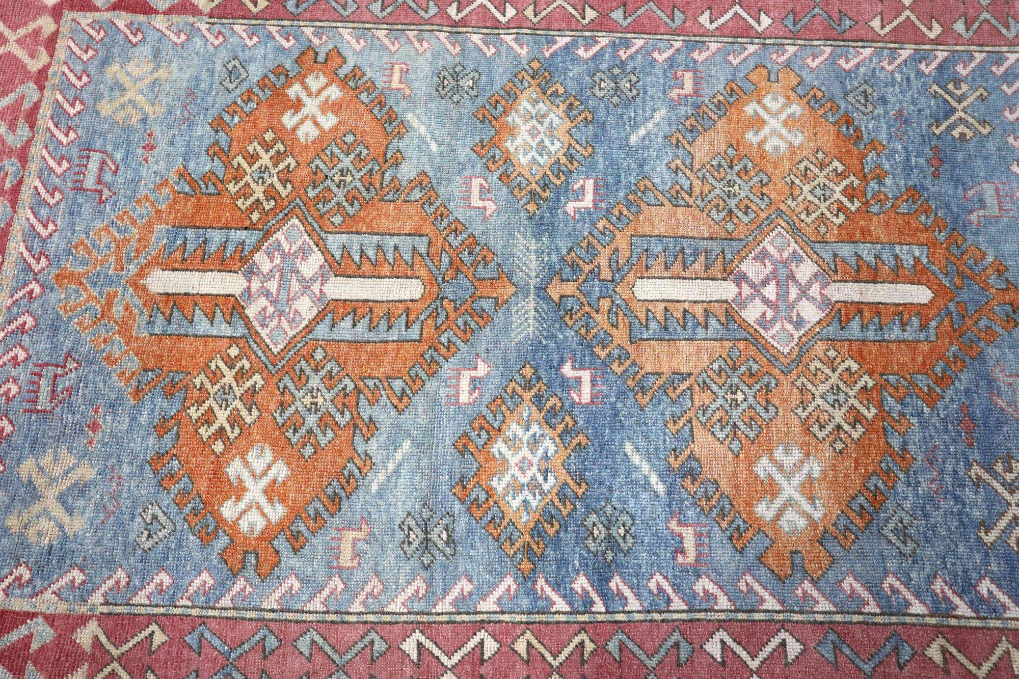 Découvrez l'élégance du petit tapis de Turquie Anatoly de Circa 1940. Conçu avec de la laine et du Design/One, ce design exclusif est parfait pour mettre en valeur votre espace.