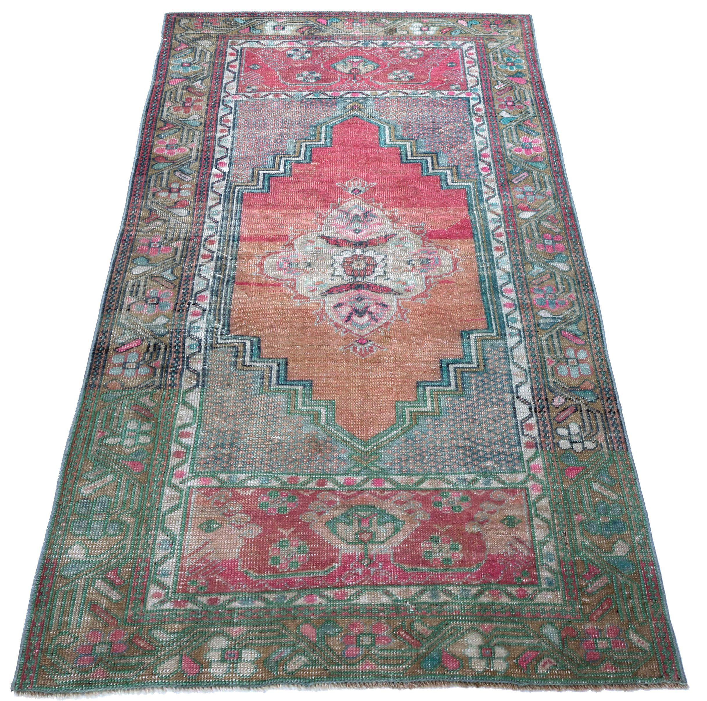 Scopri l'eleganza del tappeto Turkey Anatoly Small Rug di CIRCA 1940. Progettato con lana e BlueOrangePink, questo design esclusivo è perfetto per valorizzare il tuo spazio.